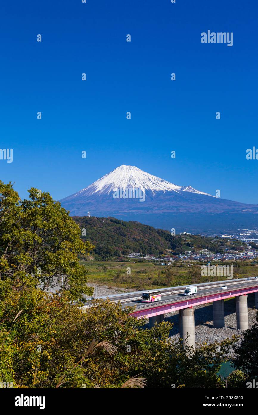 Tomei Expressway und Mt. Fuji aus Sicht des Fujikawa Service Area Stockfoto