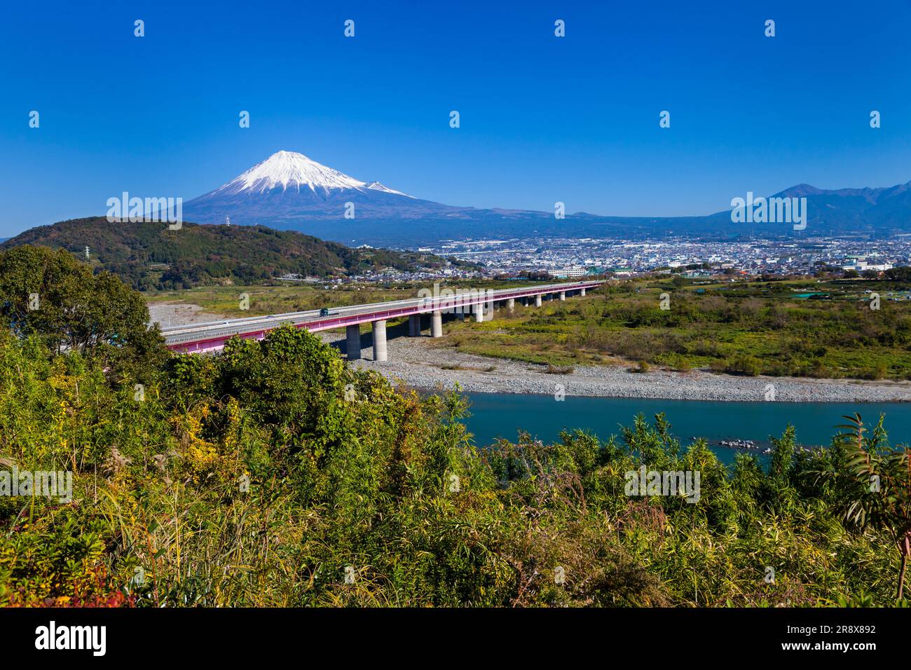 Tomei Expressway und Mt. Fuji aus Sicht des Fujikawa Service Area Stockfoto