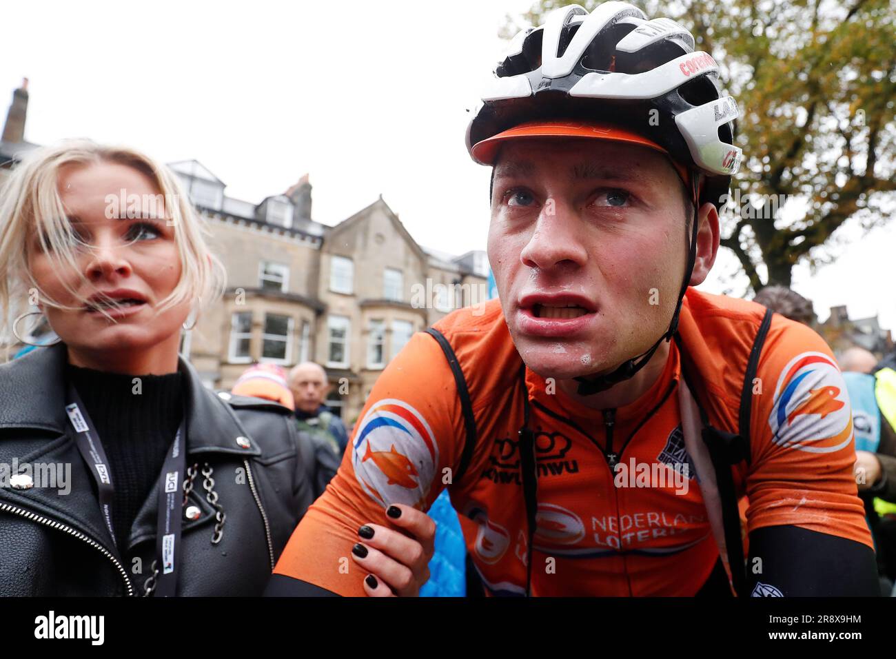 HARROGATE - Mathieu van der Poel met zijn vriendin na de wegwedstrijd van de Elite-mannen op het wereldkampioenschap wielrennen. ANP BAS CZERWINSKI Stockfoto