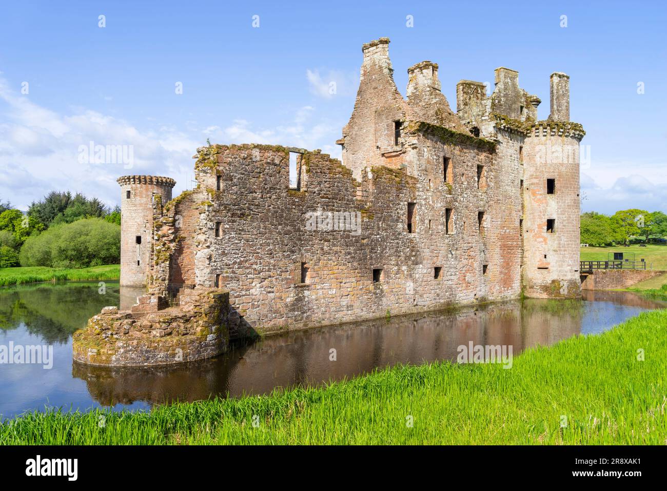 Caerlaverock Castle Scotland eine dreieckige Burg mit einem Burggraben in Dumfries und Galloway Scotland UK GB Europe Stockfoto
