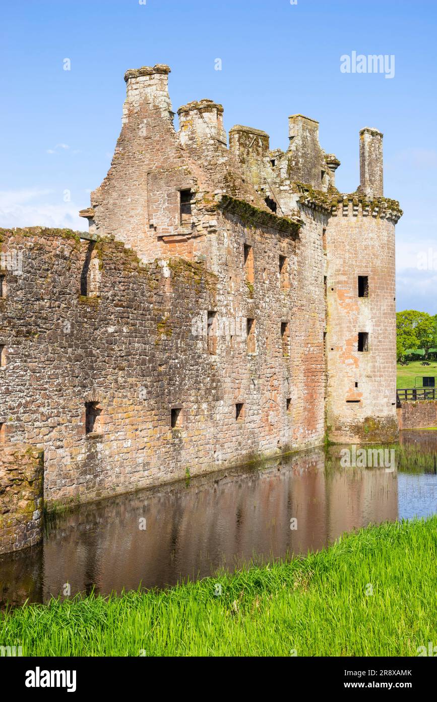Caerlaverock Castle Scotland eine dreieckige Burg mit einem Burggraben in Dumfries und Galloway Scotland UK GB Europe Stockfoto
