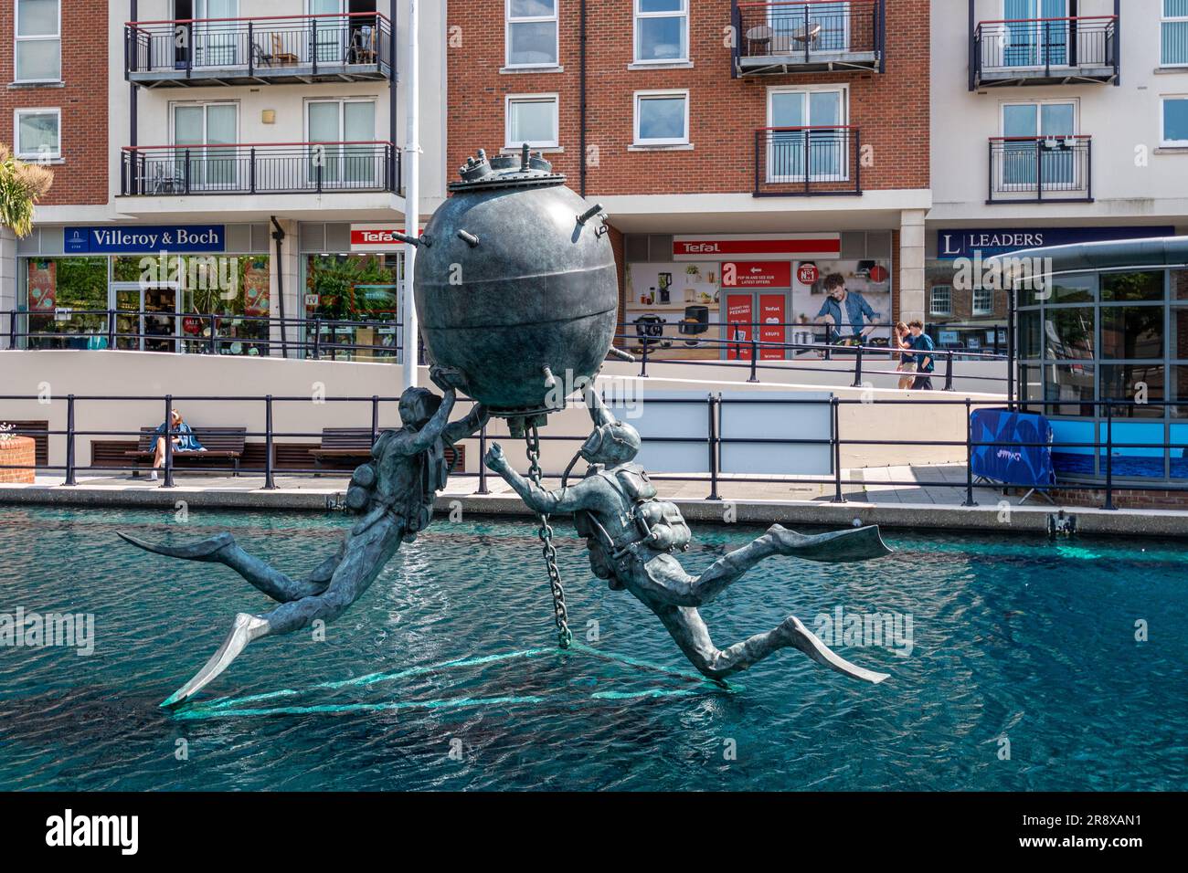 Das Vernon Mine Warfare & Diving Monument am Gunwharf Quays in der Marinestadt Portsmouth, dem ehemaligen Standort von HMS Vernon, Hampshire, England, Großbritannien Stockfoto
