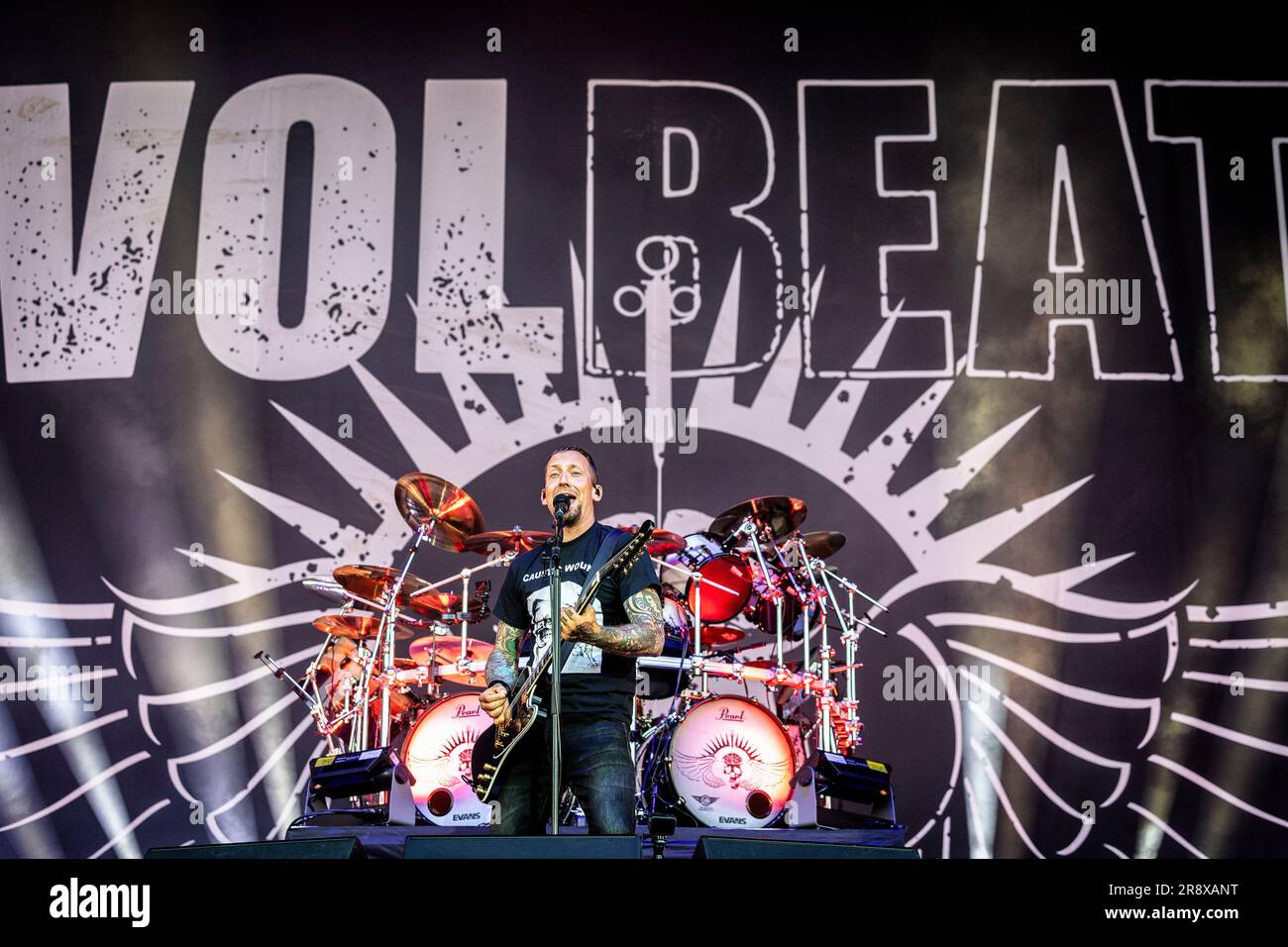 Oslo, Norwegen. 22. Juni 2023. Die dänische Hard-Rock-Band Volbeat führt während des norwegischen Musikfestivals „Tons of Rock 2023“ in Oslo ein Live-Konzert auf. Hier sehen Sie den Sänger und Gitarrist Michael Poulsen live auf der Bühne. ((Foto: Gonzales Photo/Alamy Live News Stockfoto