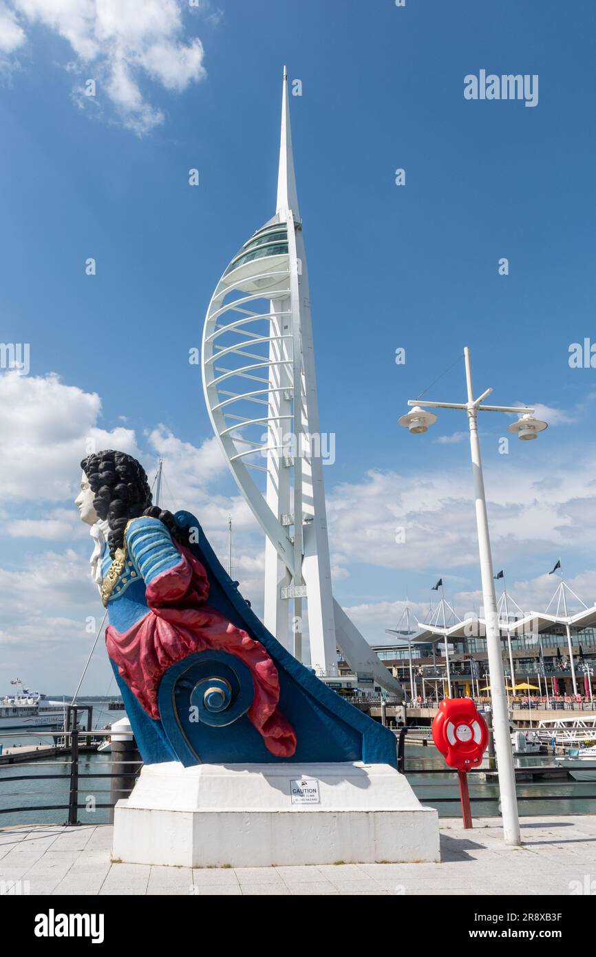 An einem sonnigen Sommertag in Portsmouth, Hampshire, England, Großbritannien, ist der Spinnaker Tower ein Wahrzeichen und eine beliebte Besucherattraktion Stockfoto