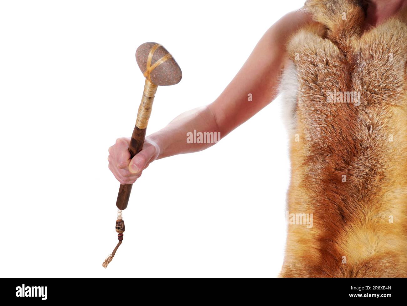 Cavemen mit Fox-Fell-Mantel und Stone Age Tool auf weißem Hintergrund Stockfoto