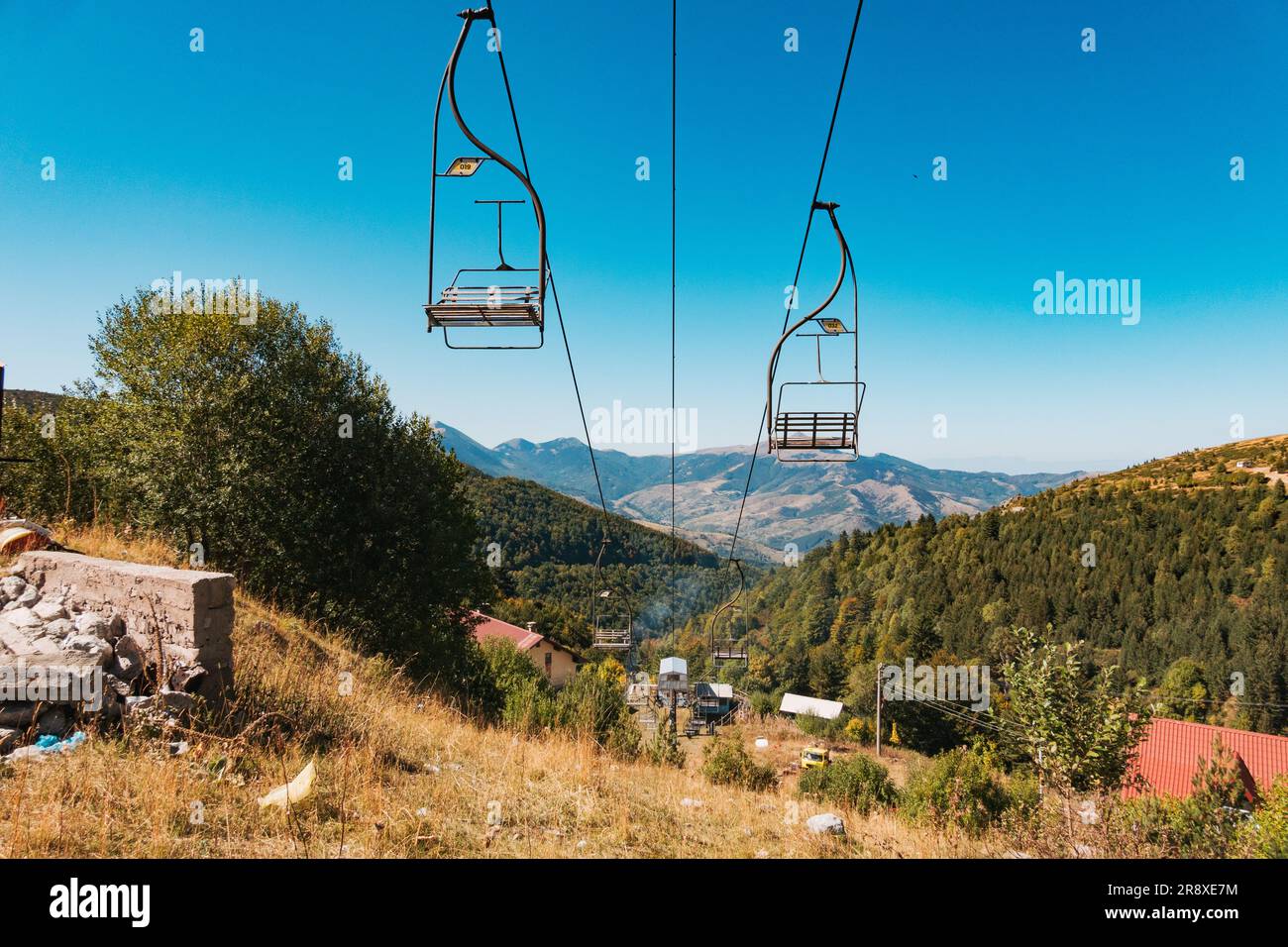 Sessellifte im Sommer im Skigebiet Brezovica im Kosovo stehen Stockfoto