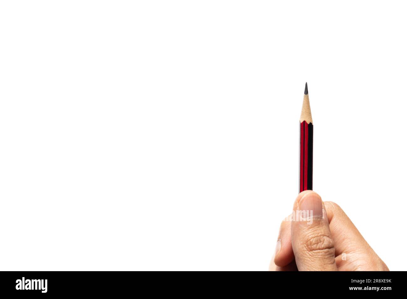 Die rechte Hand hält einen Bleistift auf isoliertem weiß, nach einigen Änderungen. Stockfoto