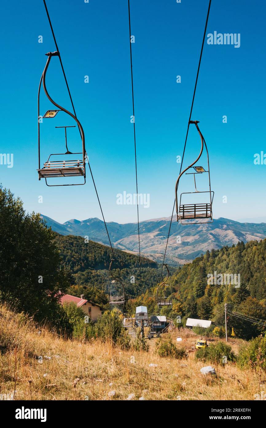 Sessellifte im Sommer im Skigebiet Brezovica im Kosovo stehen Stockfoto