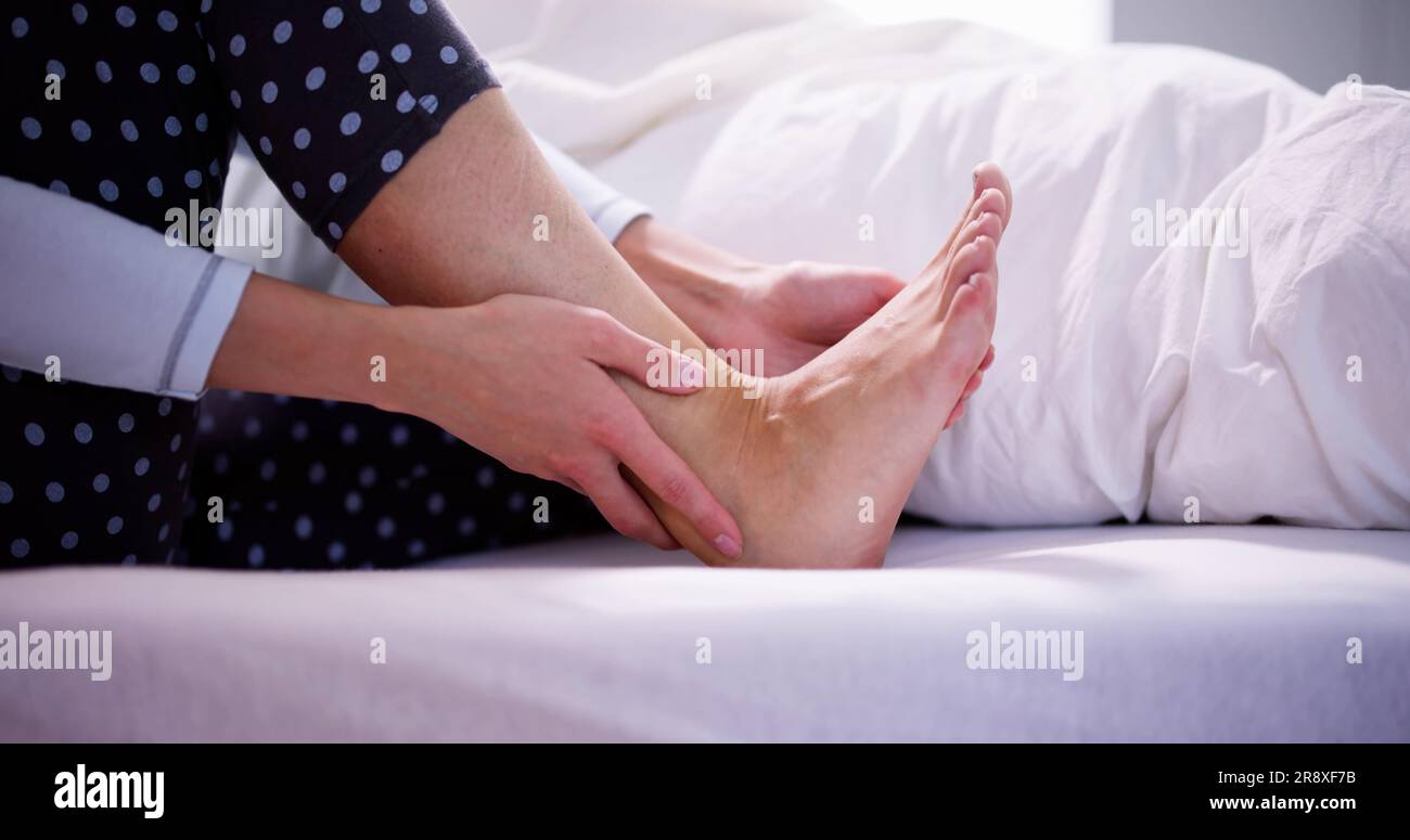Achilles Tendinitis Schmerzen. Fersenendon- Und Knöchelverletzung Stockfoto