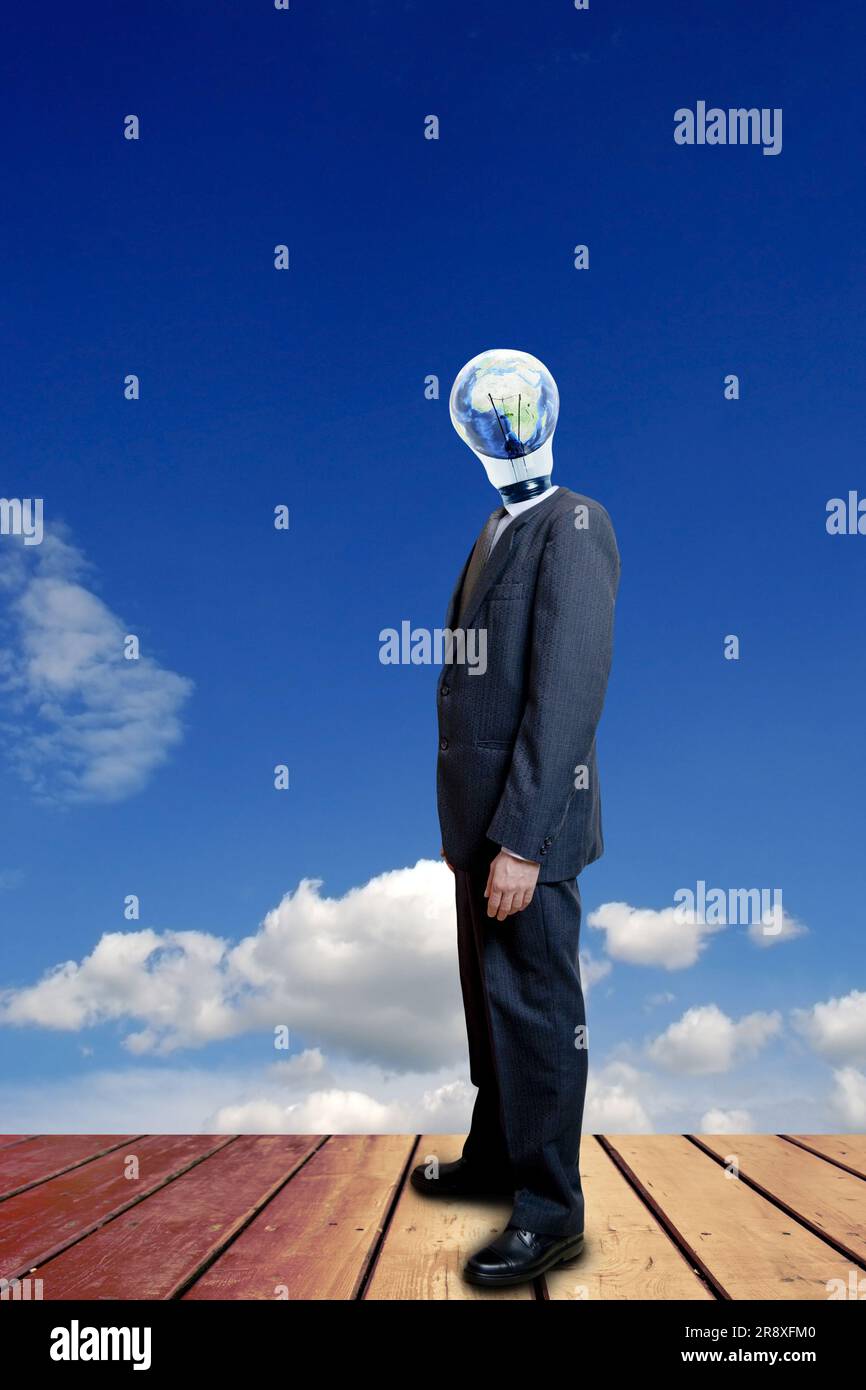 Mann im Anzug mit einer Glühbirne, mit dem Planeten Erde im Inneren, anstatt des Kopfes Stockfoto