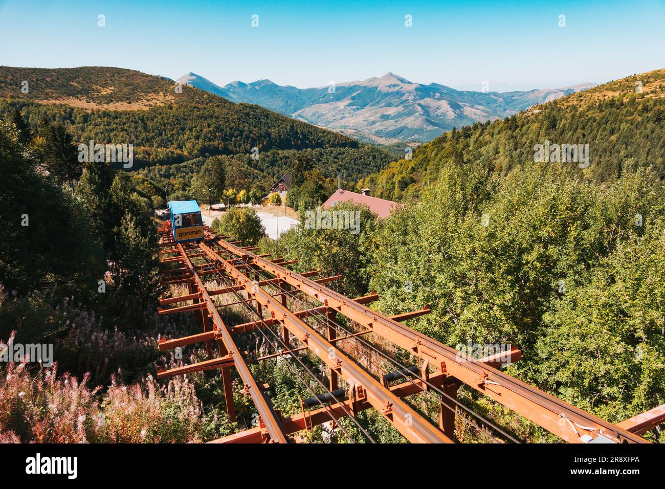 Sessellifte im Sommer im Skigebiet Brezovica im Kosovo stehen Stockfoto