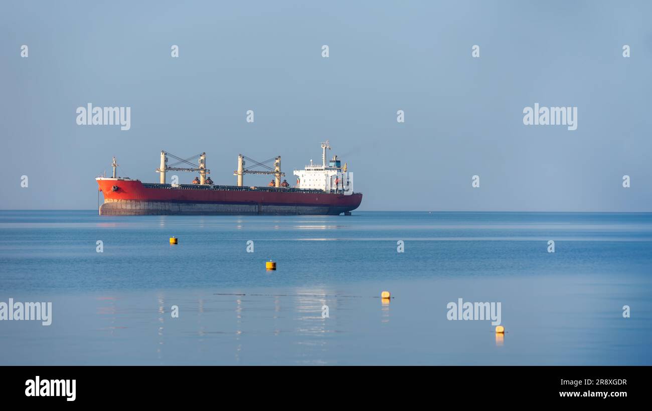 Ein Öltanker im Roten Meer vor der Küste Jordaniens. Stockfoto