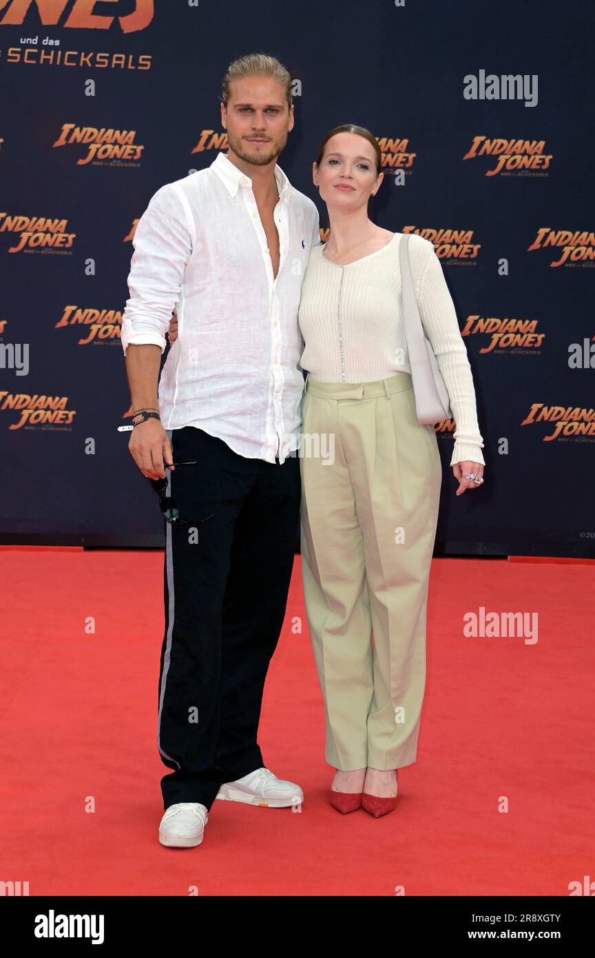 Rurik Gislason und Karoline Herfurth bei der Premiere des Kinofilms „Indiana Jones and the Dial of Destiny / Indiana Jones und das Rad des Schicksals“ im Zoo Palast. Berlin, 22.06.2023 Stockfoto