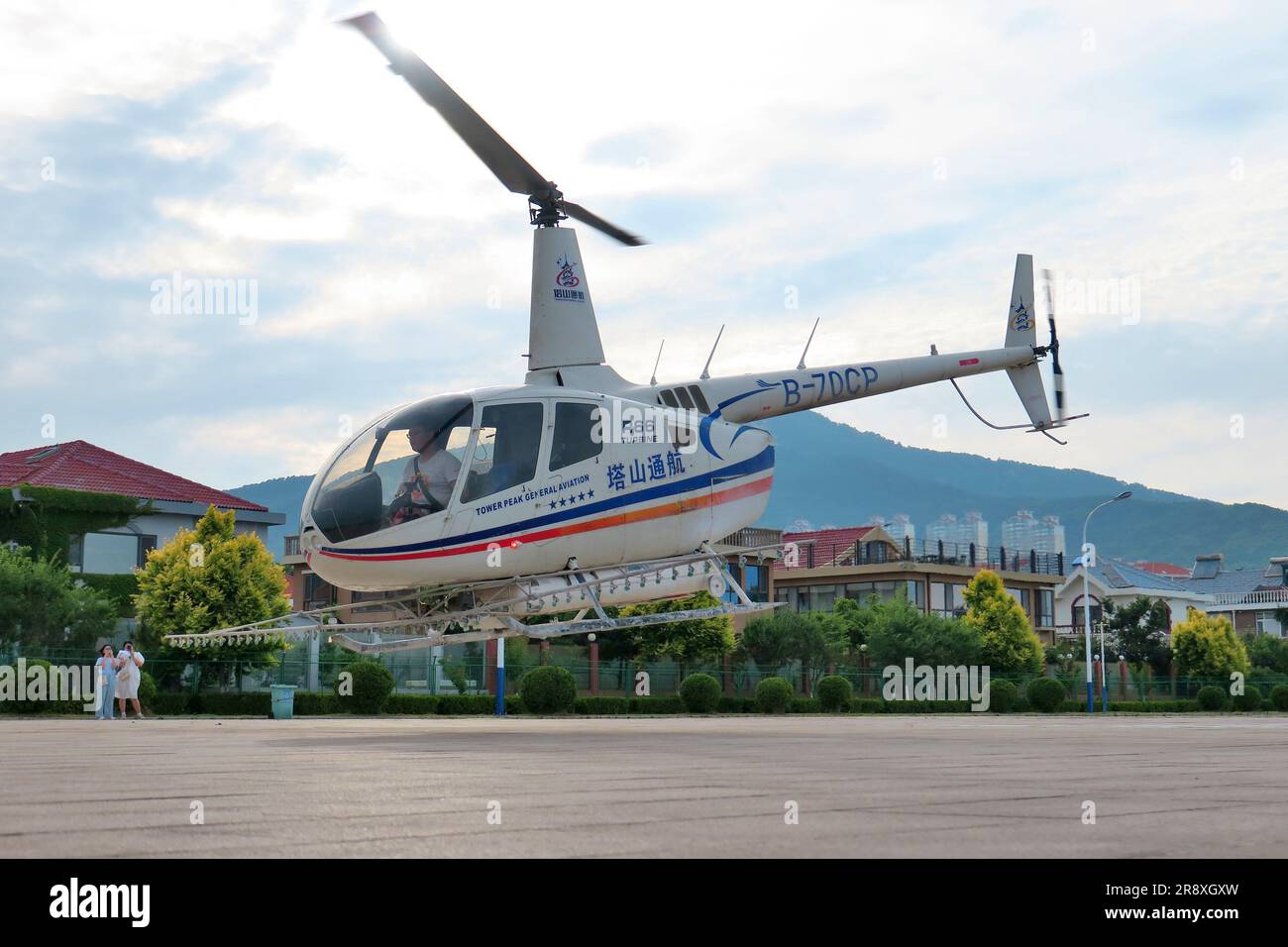 YANTAI, CHINA - 17. JUNI 2023 - Ein Tashan General Aviation R66-Hubschrauber führt Flugzeuge gegen japanische Pine Sawyer in Yantai, Shandong p Stockfoto