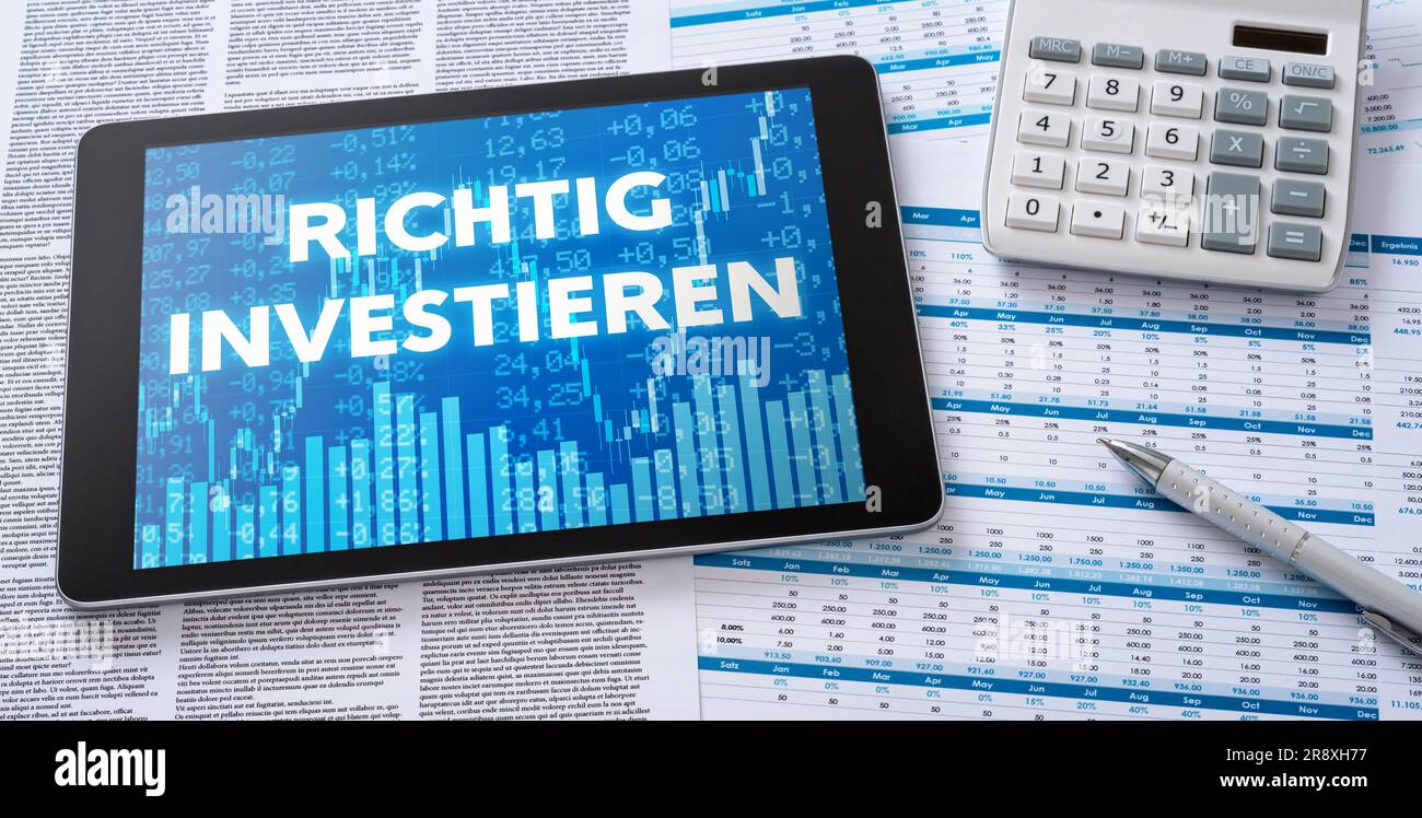 Ein Tablet mit Finanzdokumenten - Anlageberatung in deutscher Sprache - Richtig investieren Stockfoto