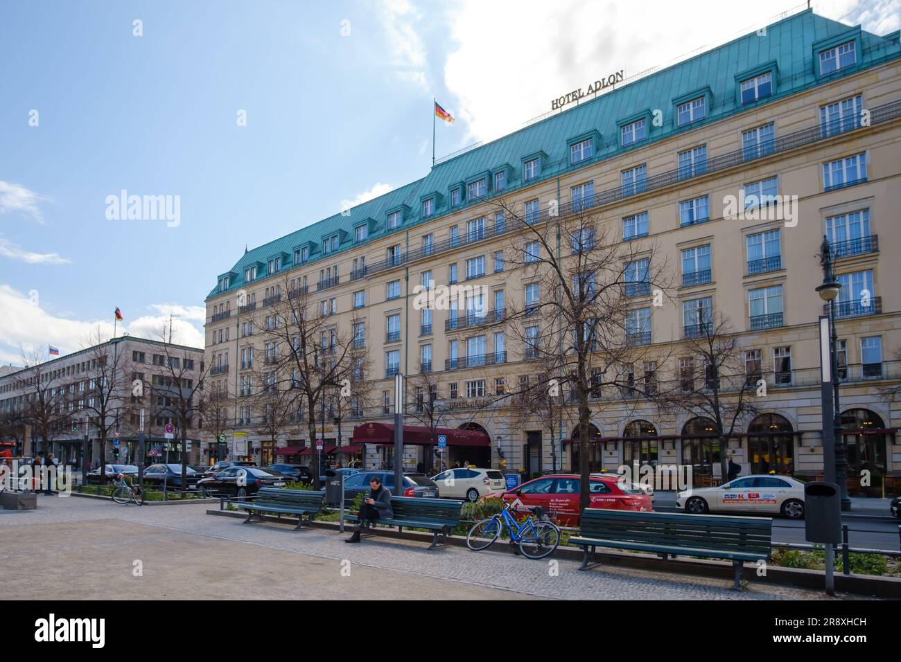 Berlin, Deutschland - 18. April 2023 : Blick auf das berühmte Adlon Hotel und die deutsche Nationalflagge in Berlin Stockfoto