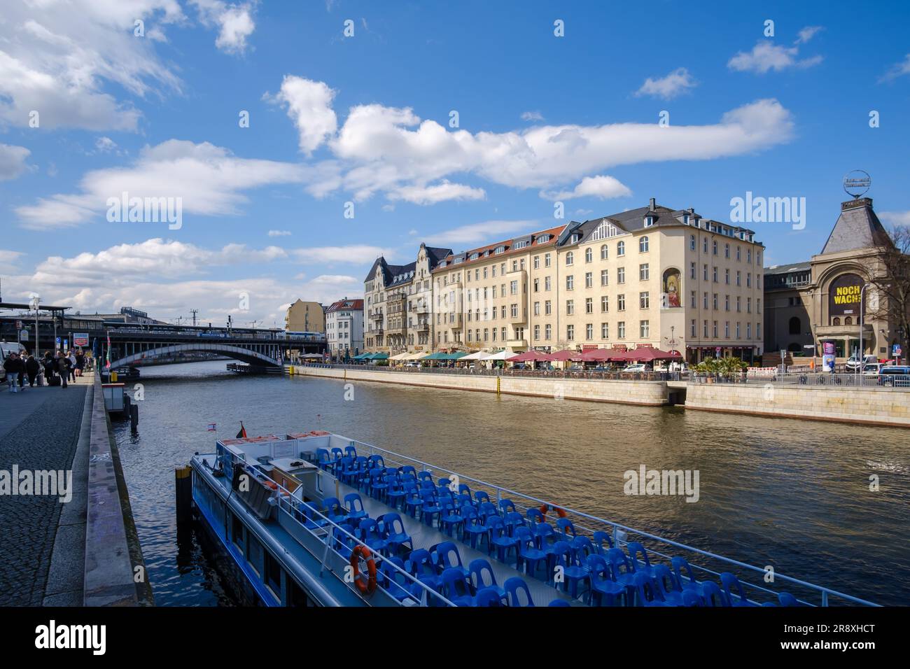 Berlin, Deutschland - 18. April 2023 : Blick auf ein touristisches Ausflugsboot an der Spree und verschiedene Wohngebäude im Hintergrund in Berlin Stockfoto