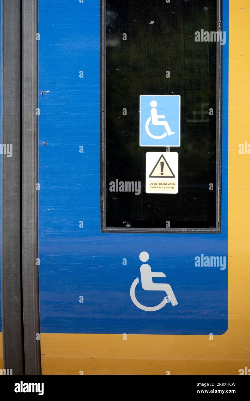 Rollstuhl-Symbol auf einem Zug der West Midlands Railway, Großbritannien Stockfoto
