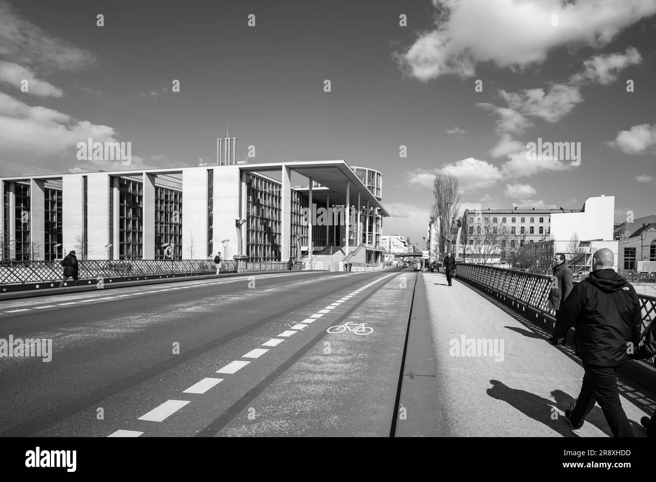Berlin, Deutschland - 18. April 2023 : Blick auf verschiedene Regierungsgebäude in Berlin in Schwarz und Weiß Stockfoto