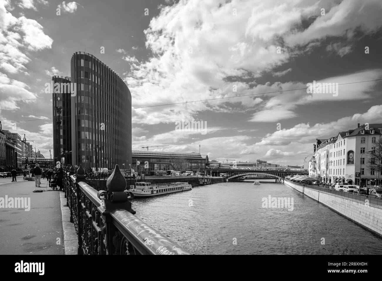 Berlin, Deutschland - 18. April 2023 : Blick auf ein touristisches Ausflugsboot an der Spree, eine Brücke und verschiedene Wohngebäude im Hintergrund Stockfoto