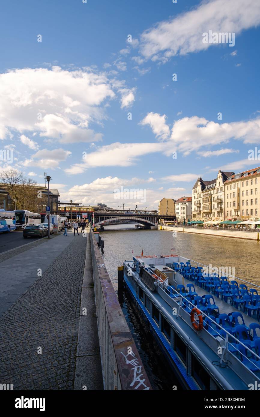 Berlin, Deutschland - 18. April 2023 : Blick auf ein touristisches Ausflugsboot an der Spree und verschiedene Wohngebäude im Hintergrund in Berlin Stockfoto