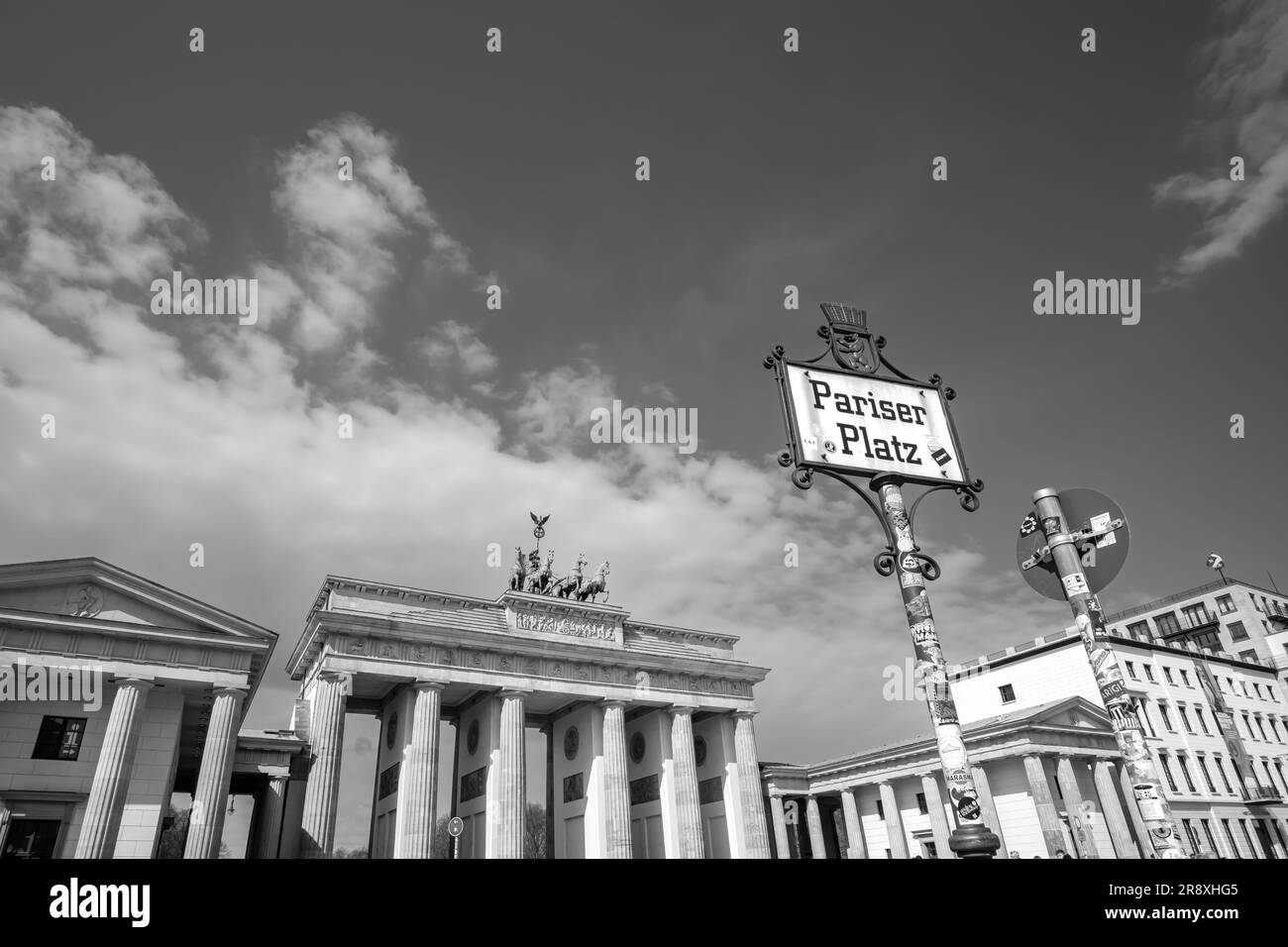 Berlin, Deutschland - 18. April 2023 : Blick auf das Brandenburger Tor oder das Brandenburger Tor in Berlin in Schwarz-Weiß Stockfoto