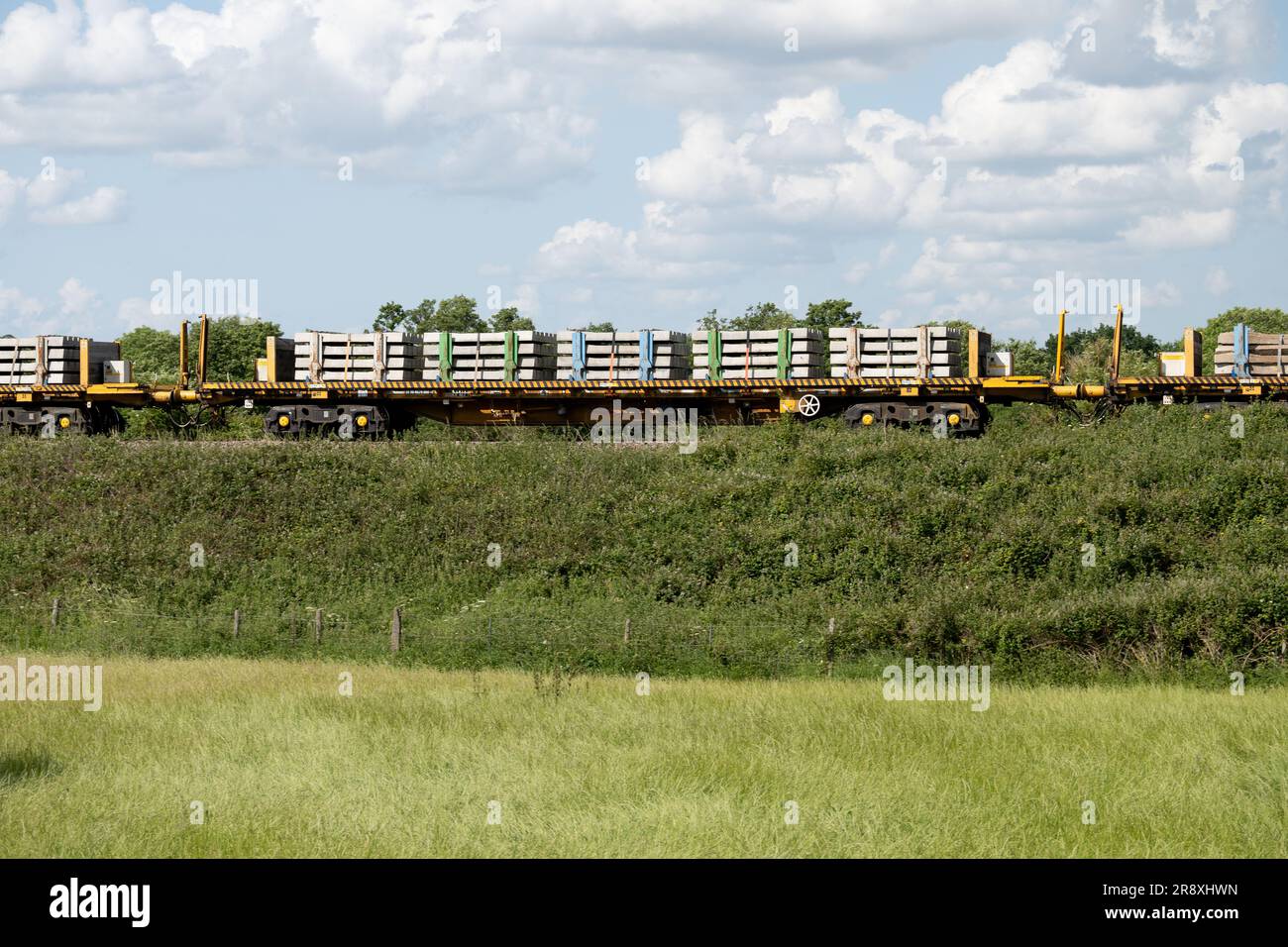 Ein Network Rail-Zug, der Betongleitbahnen befördert, Warwickshire, Großbritannien Stockfoto