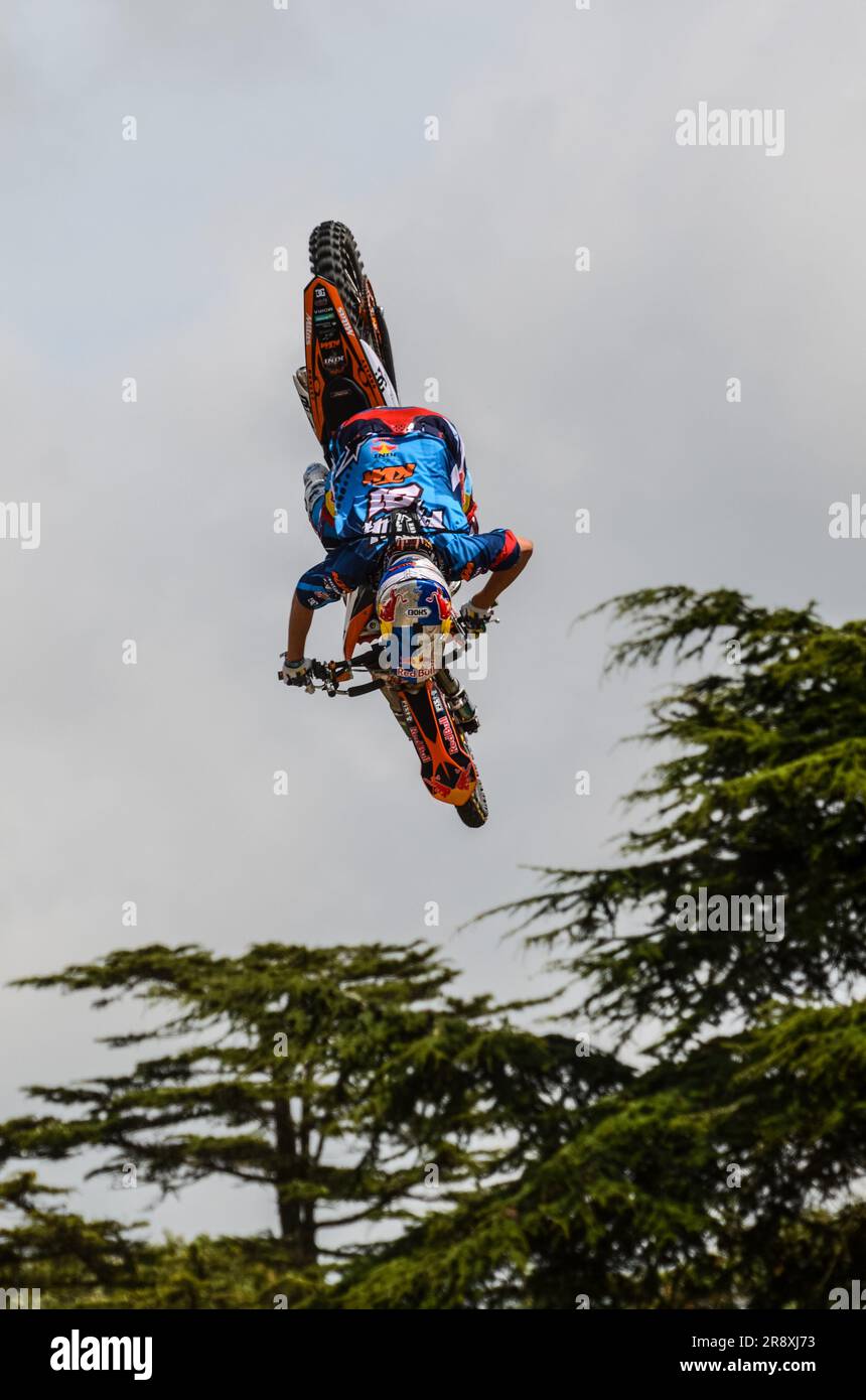 Motox-Stuntfahrer, der beim Goodwood Festival of Speed in Großbritannien durch die Luft fliegt. GAS-Veranstaltung (Goodwood Action Sports). Motorrad-Stuntfahrer Stockfoto