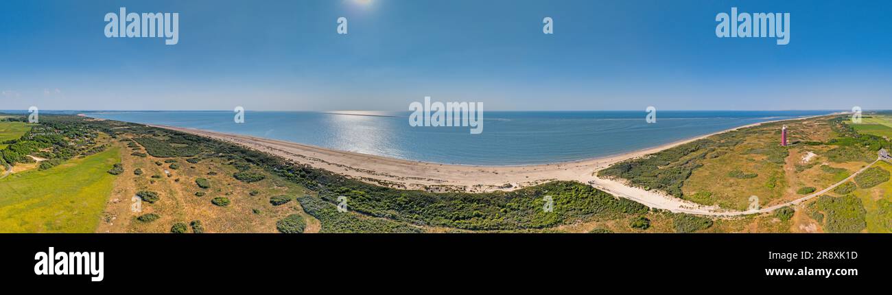 Dronen-Panorama des Leuchtturms Ouddorp in Holland mit umliegenden Dünen während des Tages im Sommer Stockfoto