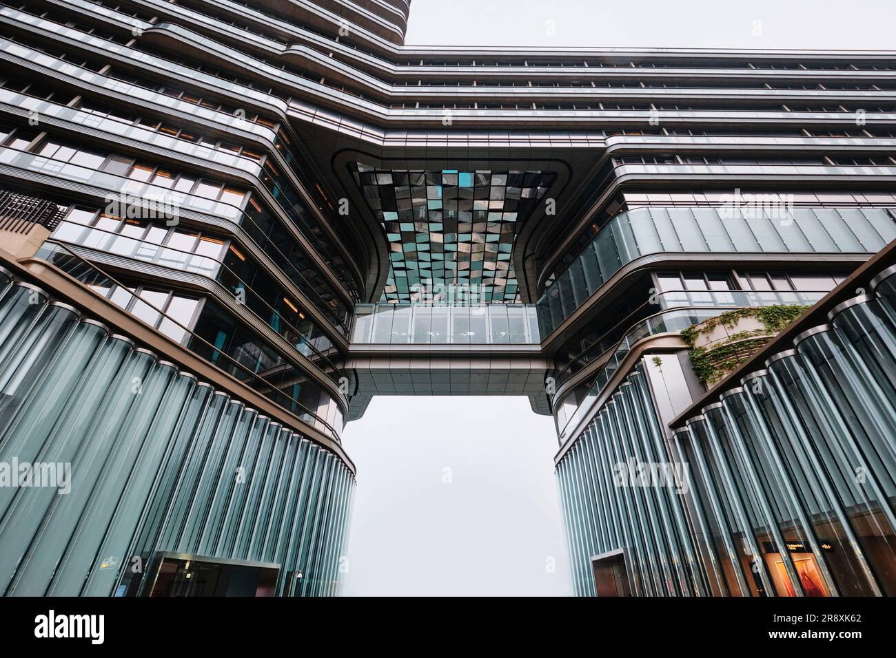 Hongkong, China - April 2023: Modernes Einkaufszentrum K11 Museen und seine Glasfassade in Tsim Sha Tsui Stockfoto