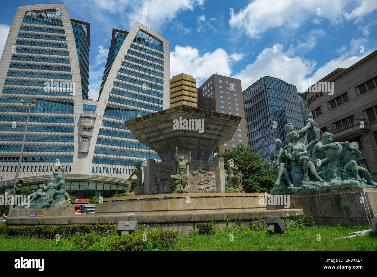 Seoul, Südkorea - 22. Juni 2023: Brunnen der Bank of Korea neben dem Postturm im Zentrum von Seoul, Südkorea. Stockfoto