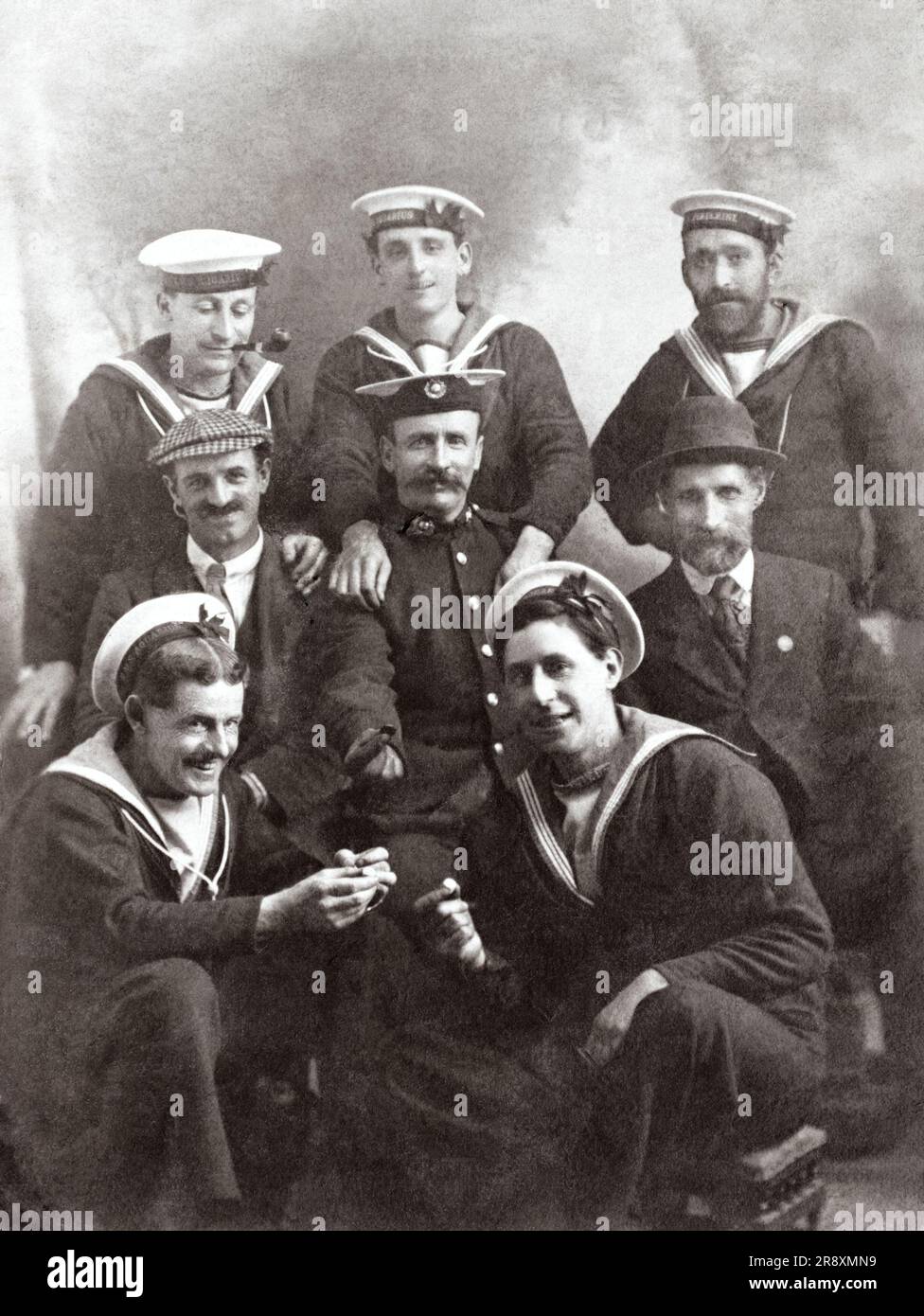 Matrosen von HMS Aquarius, einem Royal Marine, und 2 Zivilisten c.1900er-1910er. Stockfoto