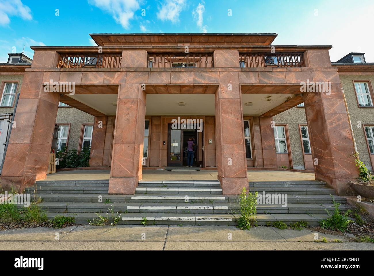 21. Juni 2023, Brandenburg, Schönefeld Das ehemalige General Hotel am