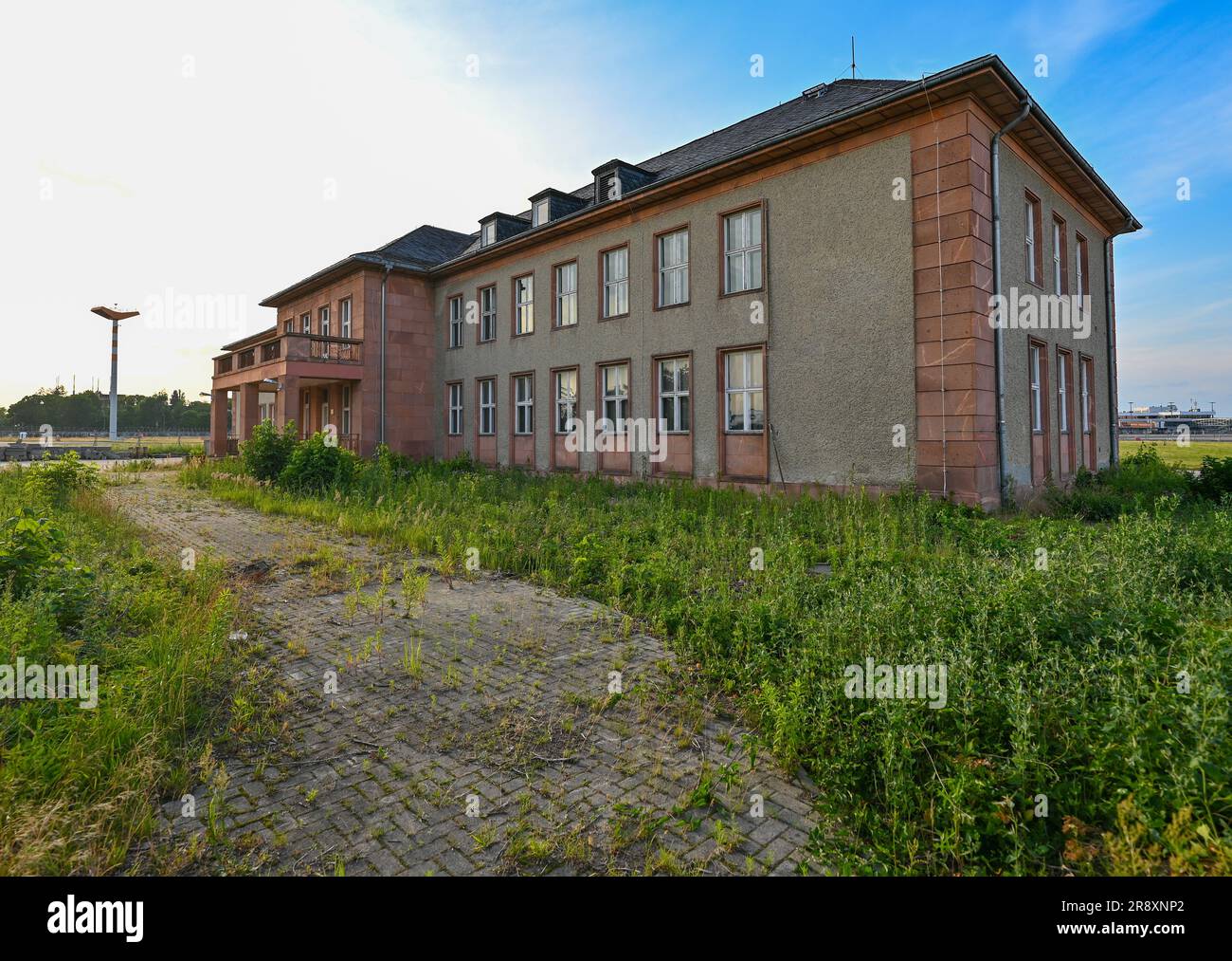 21. Juni 2023, Brandenburg, Schönefeld Das ehemalige General Hotel am