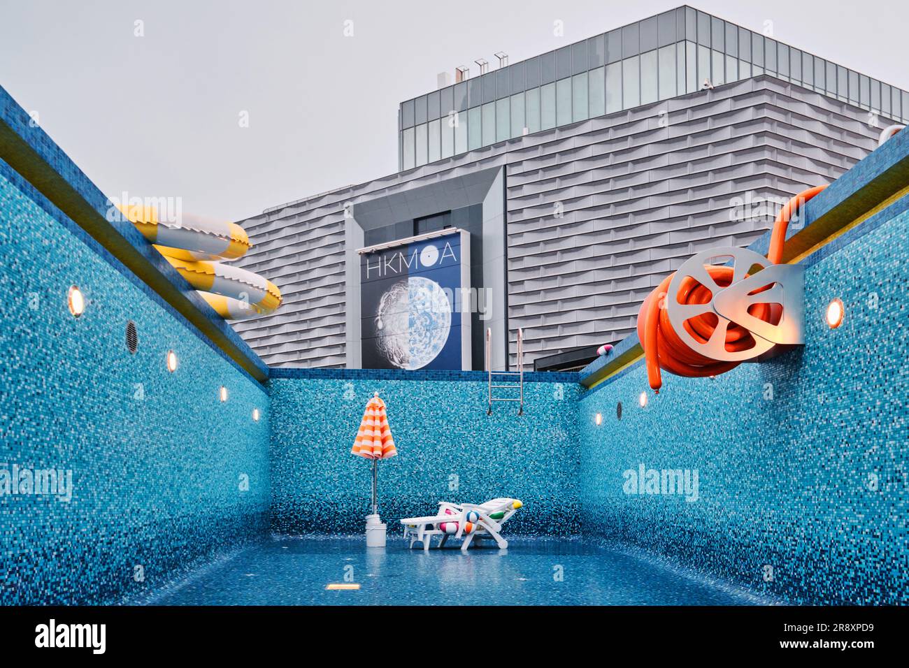 Hongkong - April 24 2023: Die Installation eines großen Swimmingpools vor dem Hong Kong Museum of Art (HKMoA) Stockfoto