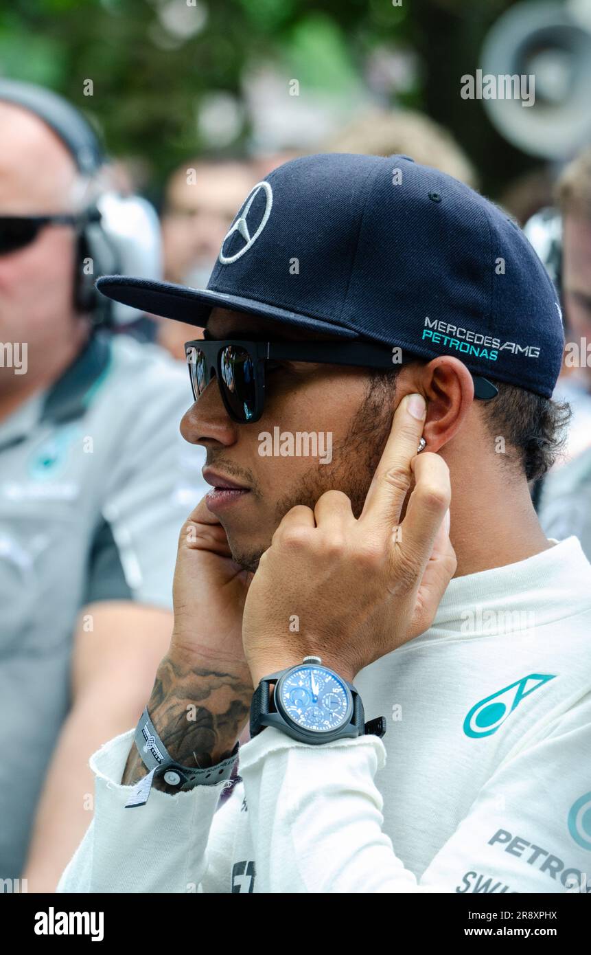 Lewis Hamilton, Mercedes Formel-1-Rennfahrer beim Goodwood Festival of Speed Motorsport. Finger in den Ohren gegen Motorgeräusche Stockfoto