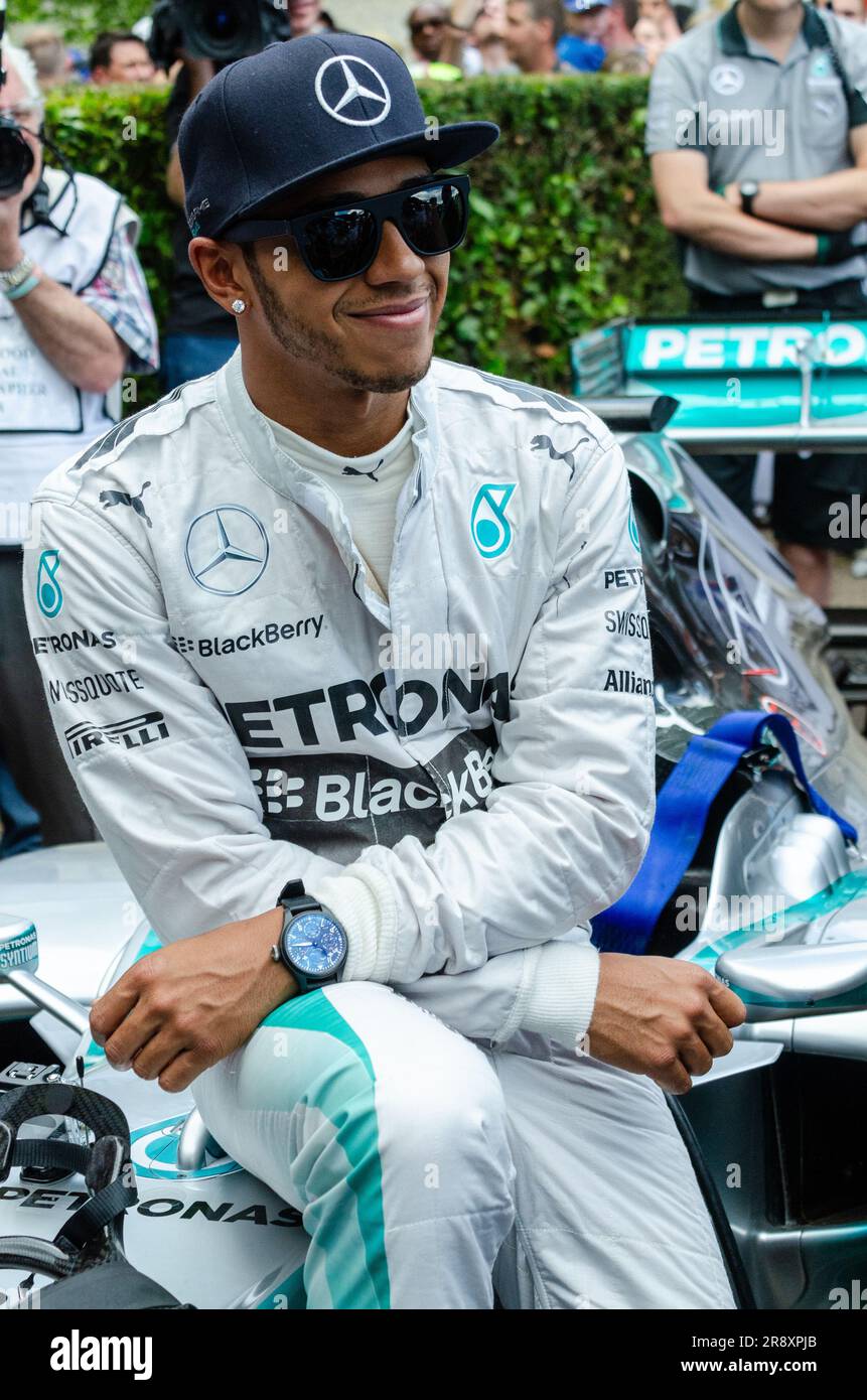 Lewis Hamilton, Mercedes Formel-1-Rennfahrer beim Goodwood Festival of Speed Motorsport. Ich sitze auf dem Auto Stockfoto