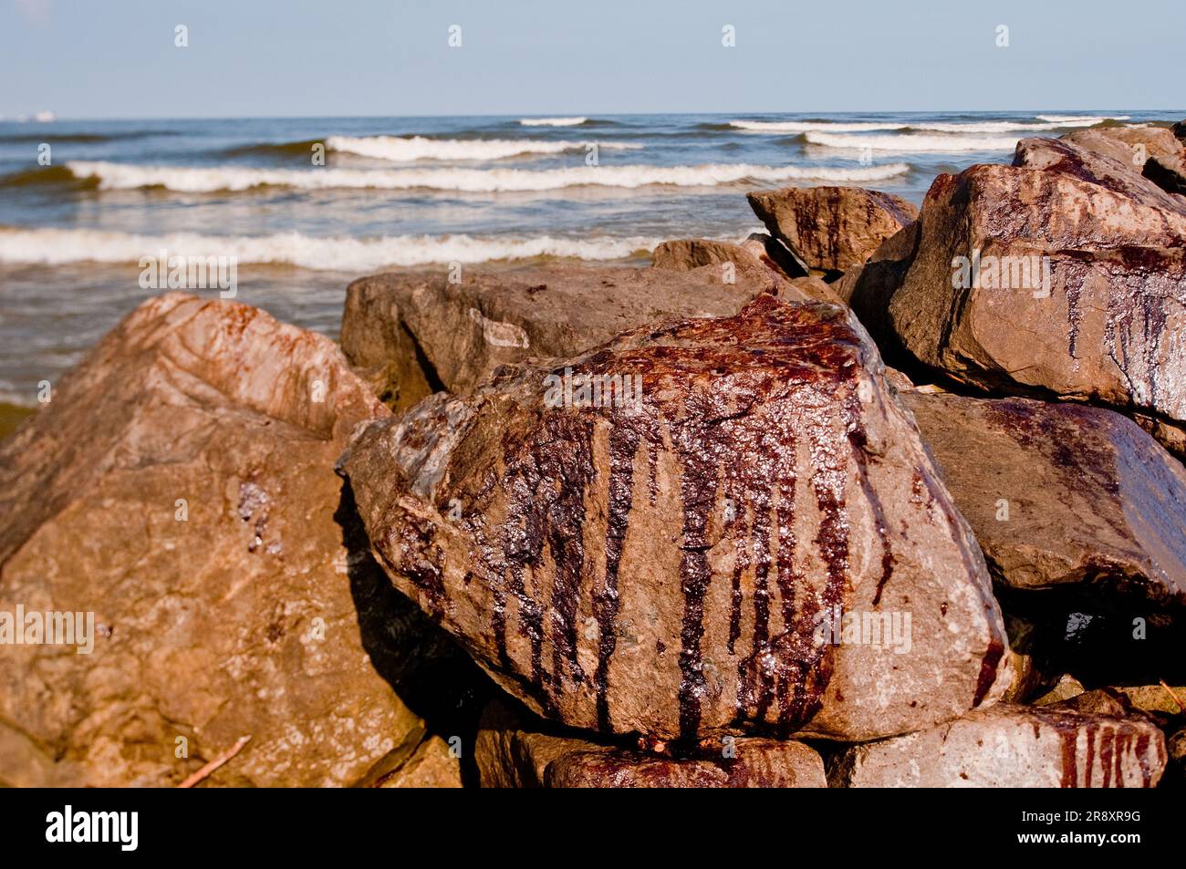 Öl spritzte über den Anlegesteg im Grand Isle State Park. Stockfoto