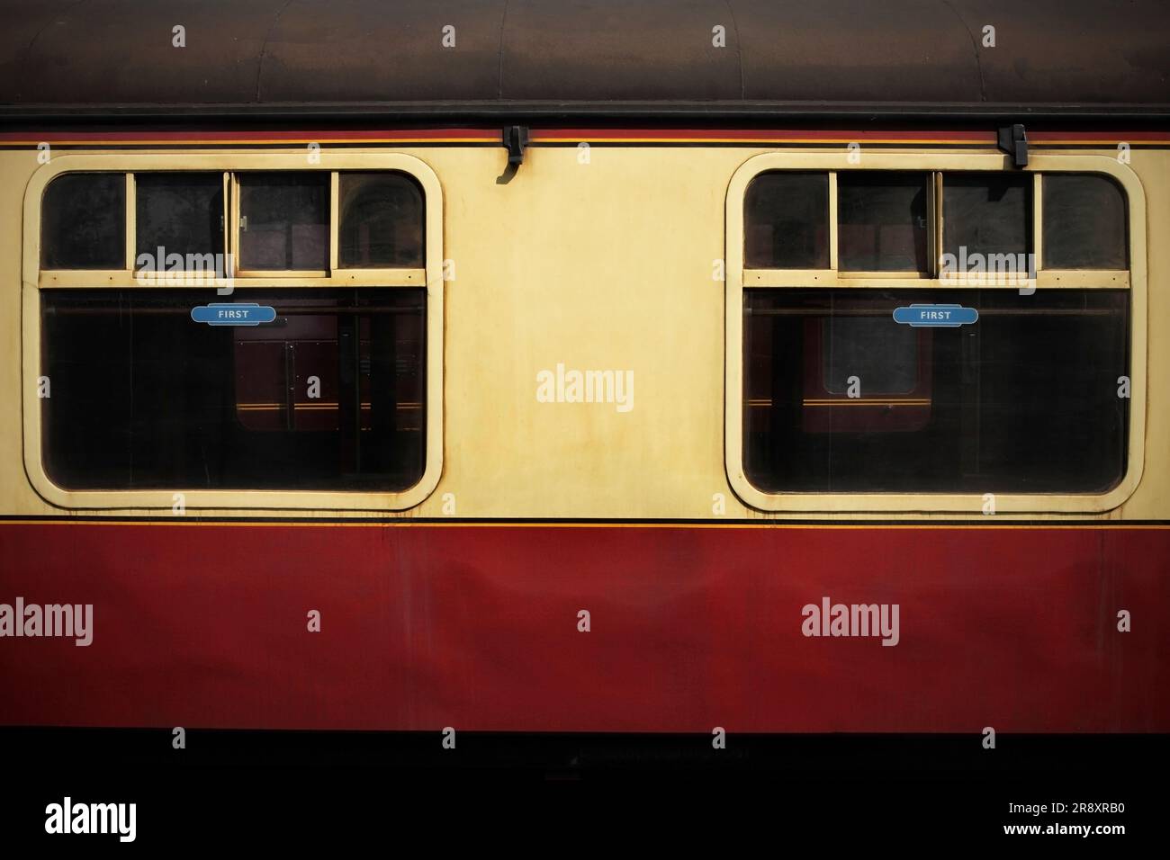 Seite des erhaltenen britischen Eisenbahnwaggons der ersten Klasse Mark 1. Stockfoto