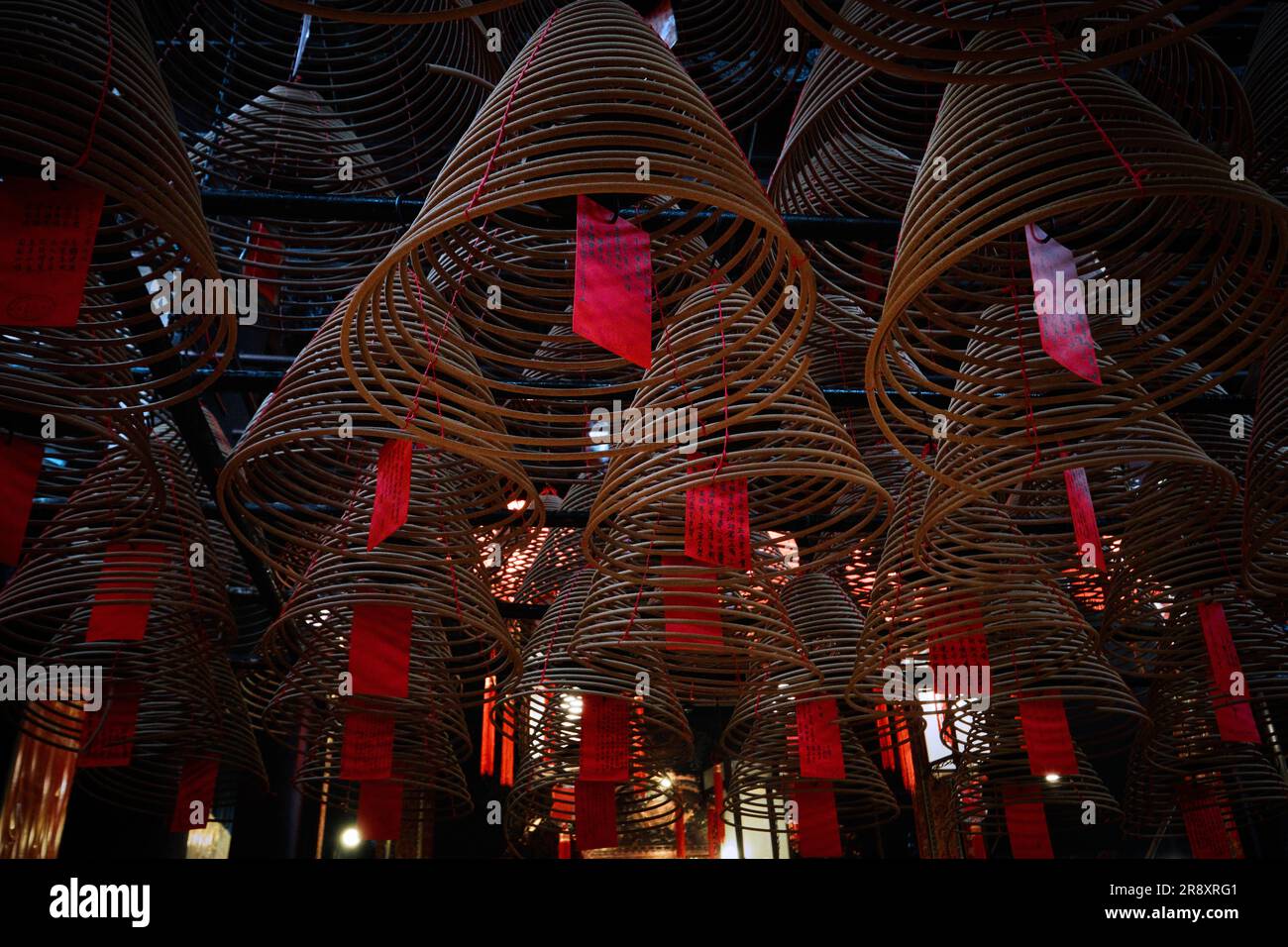 Hongkong - 24 2023. April: Hängende Räucherspulen und rote Etiketten im man Mo Tempel an der Hollywood Road im Sheung Wan Viertel Stockfoto
