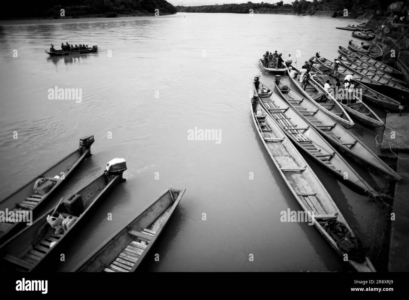 Boote im Fluss am Ufer von General Farf‚Ä°n an der Grenze Ecuador/Kolumbien. Stockfoto