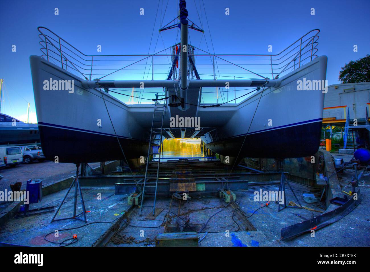 Ein 63 Meter langer Katamaran in einer Werft zur Reparatur in Sydney. Stockfoto