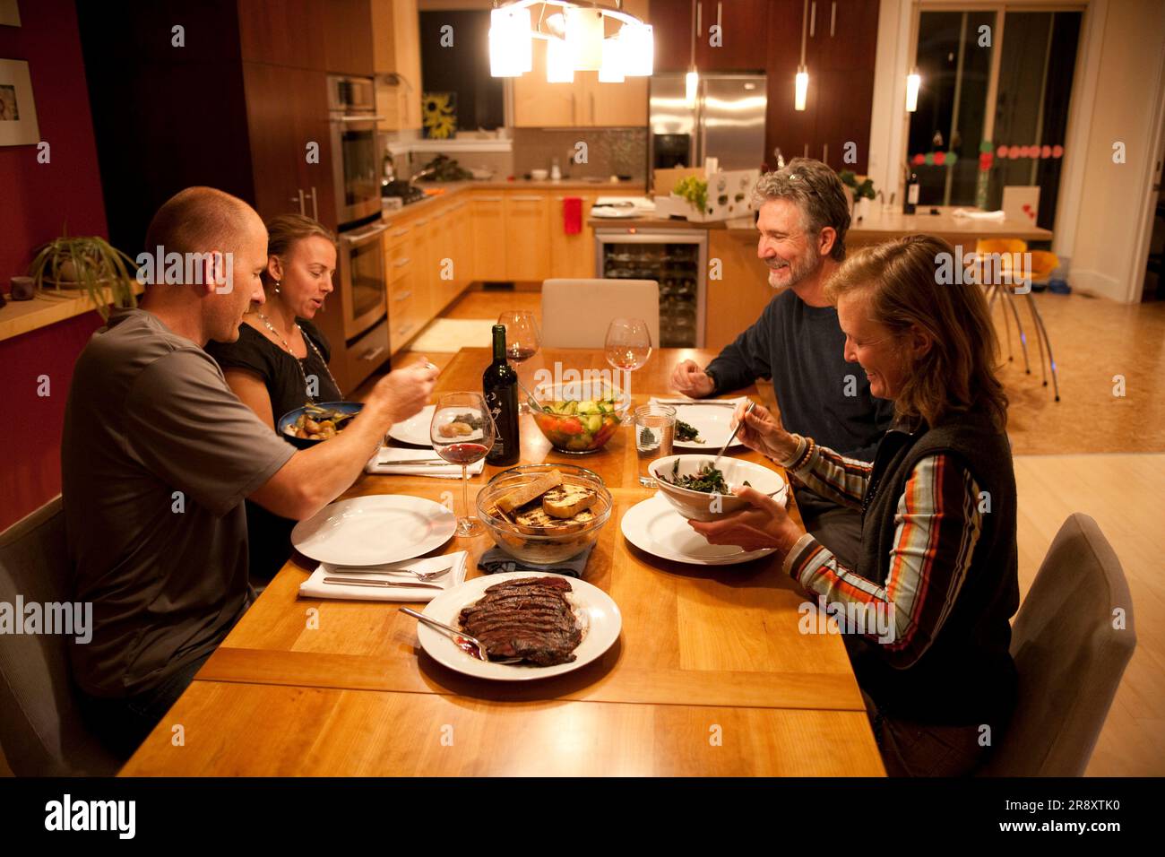 Zwei Paare genießen ein Abendessen mit Bio-Produkten. Stockfoto