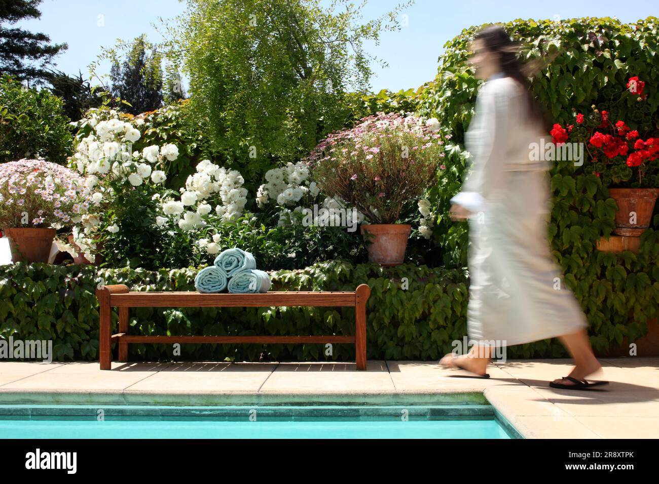 Eine Frau entspannt sich am Pool in einer Lodge in Carmel Valley, Kalifornien. Stockfoto