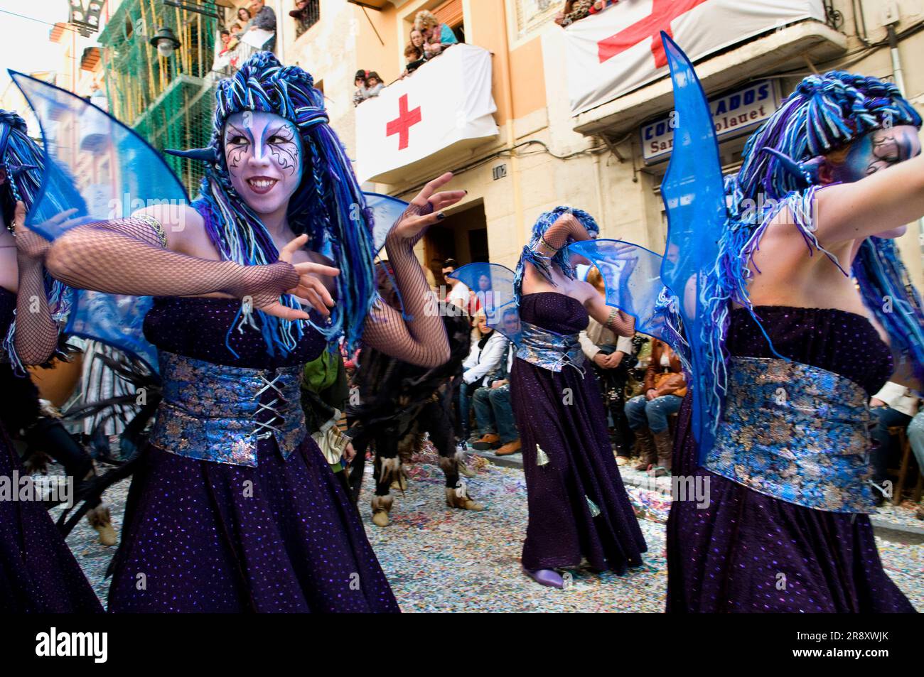 Frauen in fantasievollen Kostümen, die die nordafrikanischen Stämme, die Mauren, lose repräsentieren, tanzen, während sie während des Festivals der Mauren und Christen (La Fiesta de Mo) in einer Parade marschieren Stockfoto