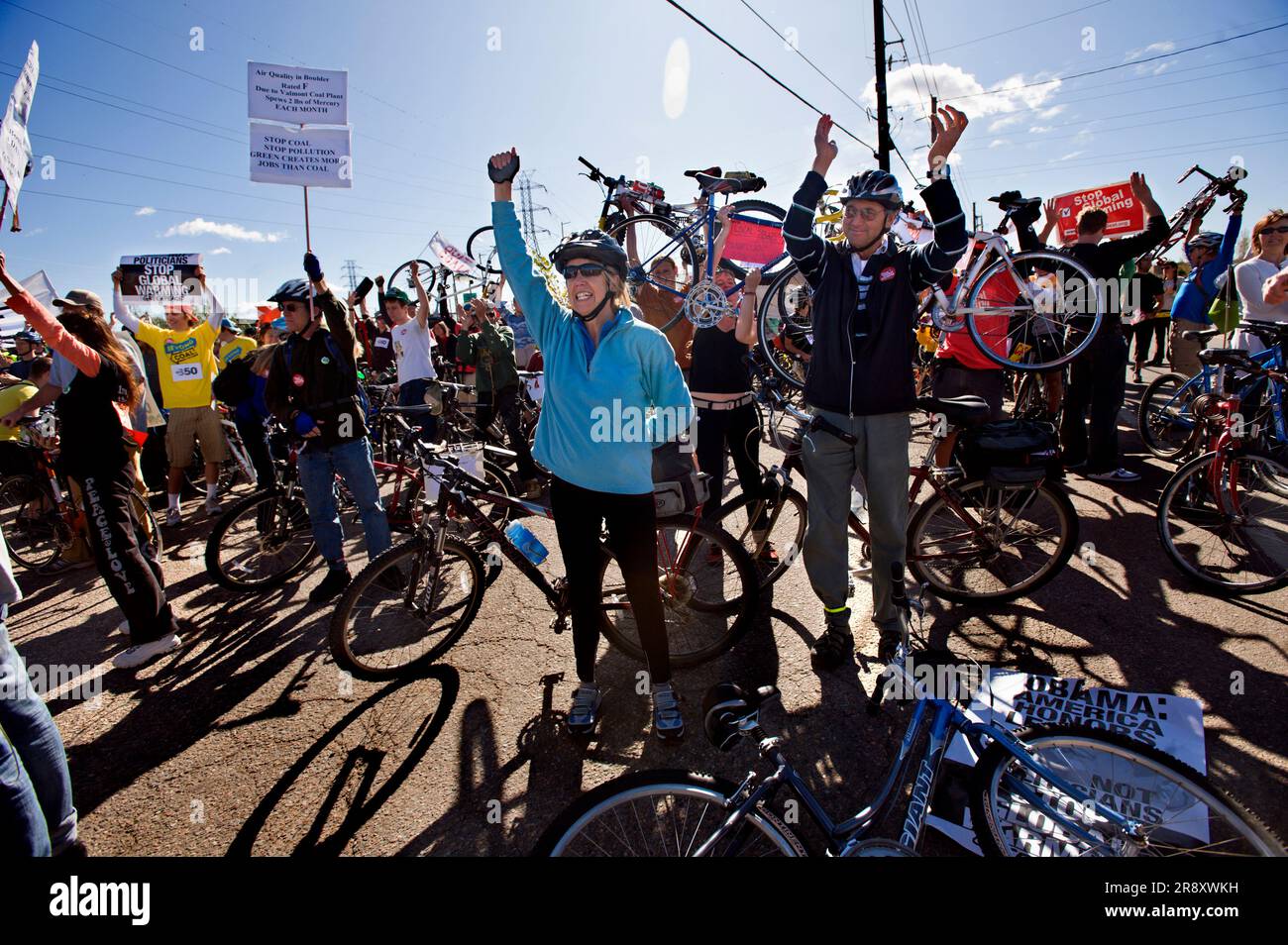 Radfahrer klatschen und singen vor einem Kohlekraftwerk, während einer Kundgebung gegen Kohleenergie und um das Bewusstsein für die globale Erwärmung zu schärfen, am internationalen Aktionstag, der von 350.OR gefördert wird Stockfoto