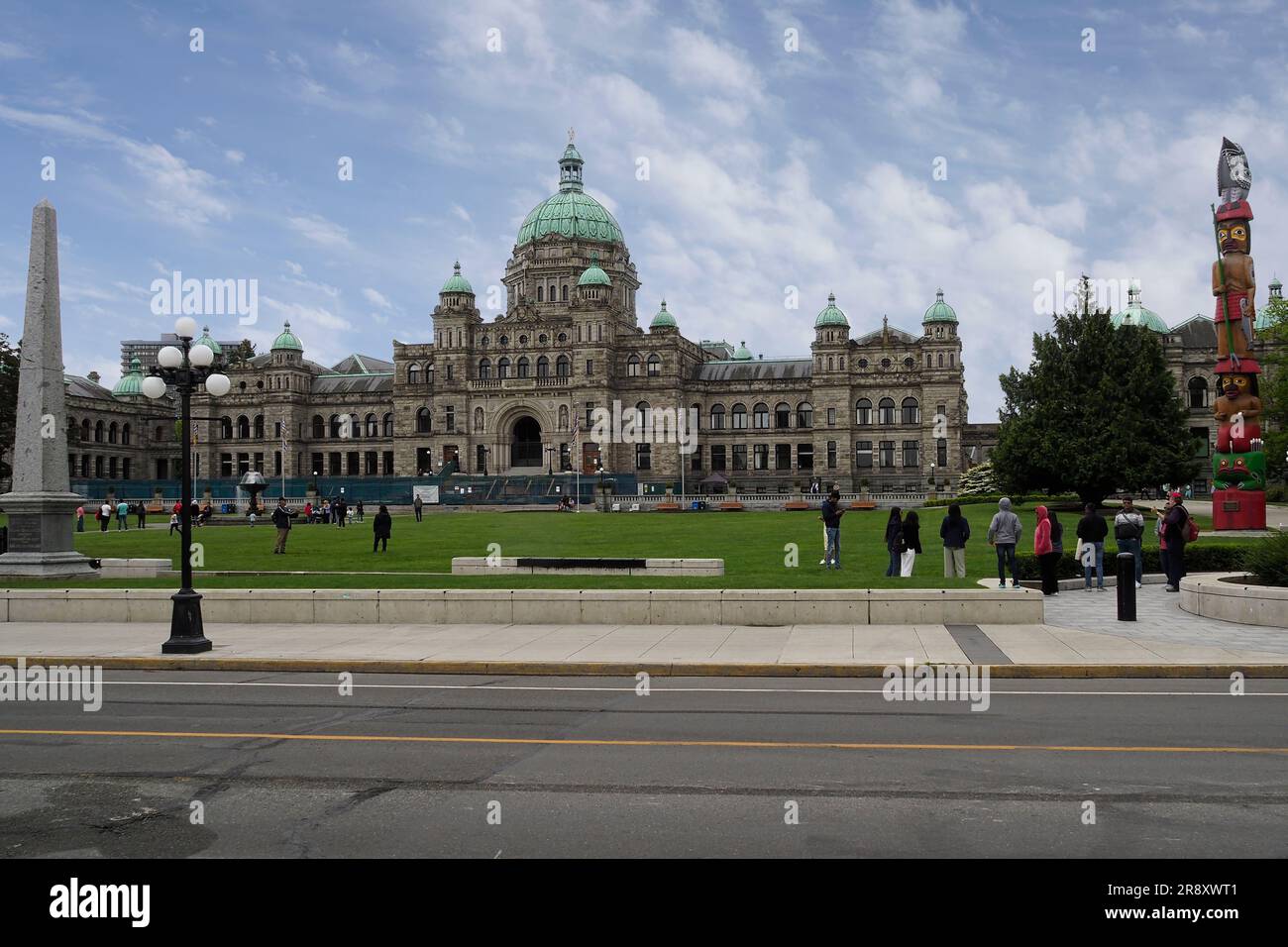 Regierungsgebäude, Gedenkstätte und Totempfahl in Victoria auf Victoria Island, British Columbia, Kanada Stockfoto