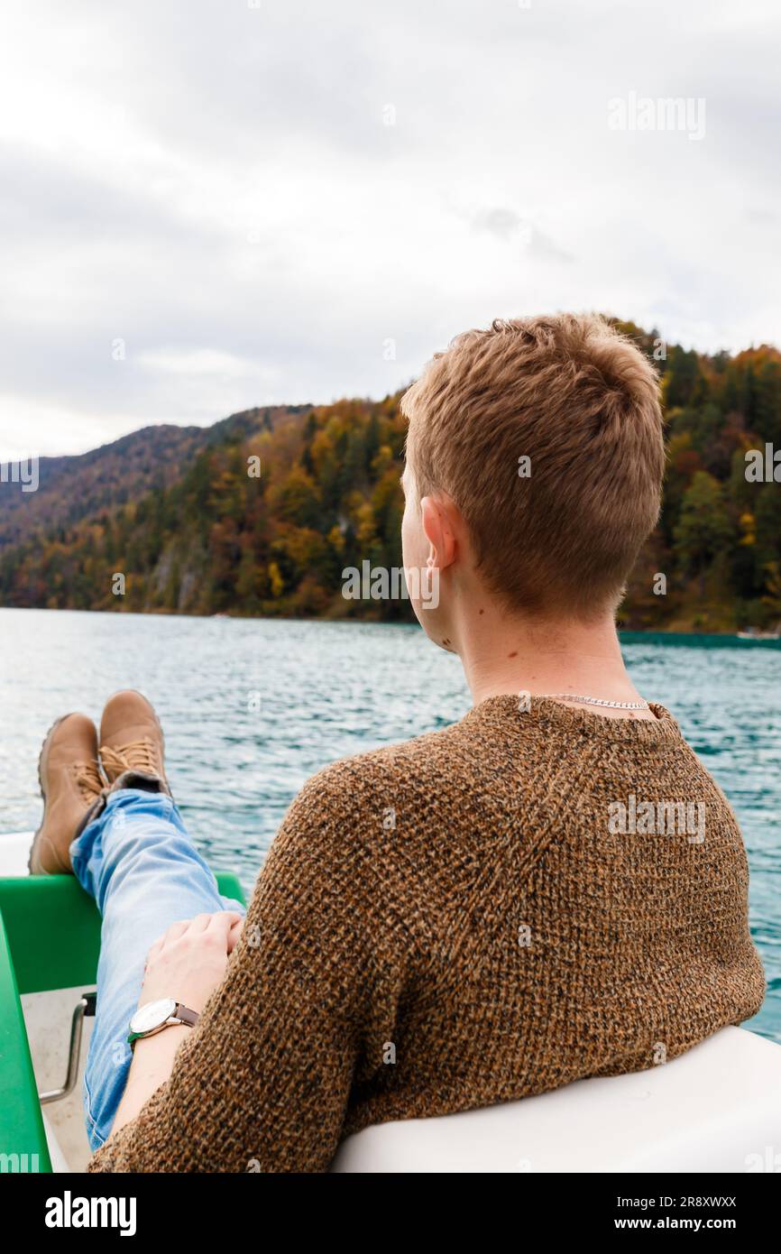 Junger Mann im Urlaub in der Nähe eines Bergsees in Osterreich Stockfoto