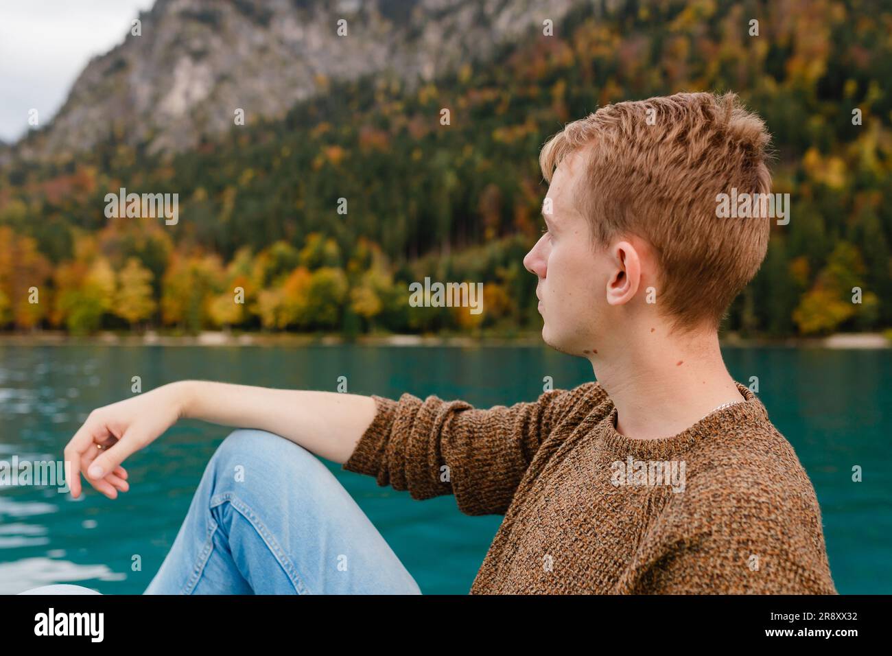 Junger Mann im Urlaub in der Nähe eines Bergsees in Osterreich Stockfoto