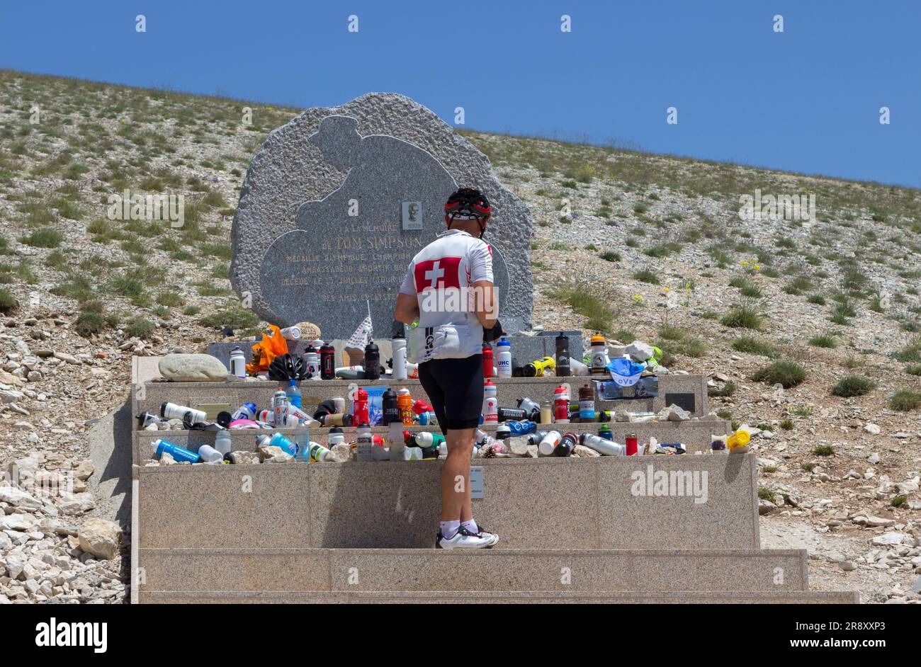 Mont Ventoux (1.910 Meter) mit dem Spitznamen „Riese der Provence“ oder „Mont bald“. Stele zu Ehren von Tom Simpson, der auf den Hängen von Ventoux während der Tour de France 1967 starb. Vaucluse, Frankreich Stockfoto